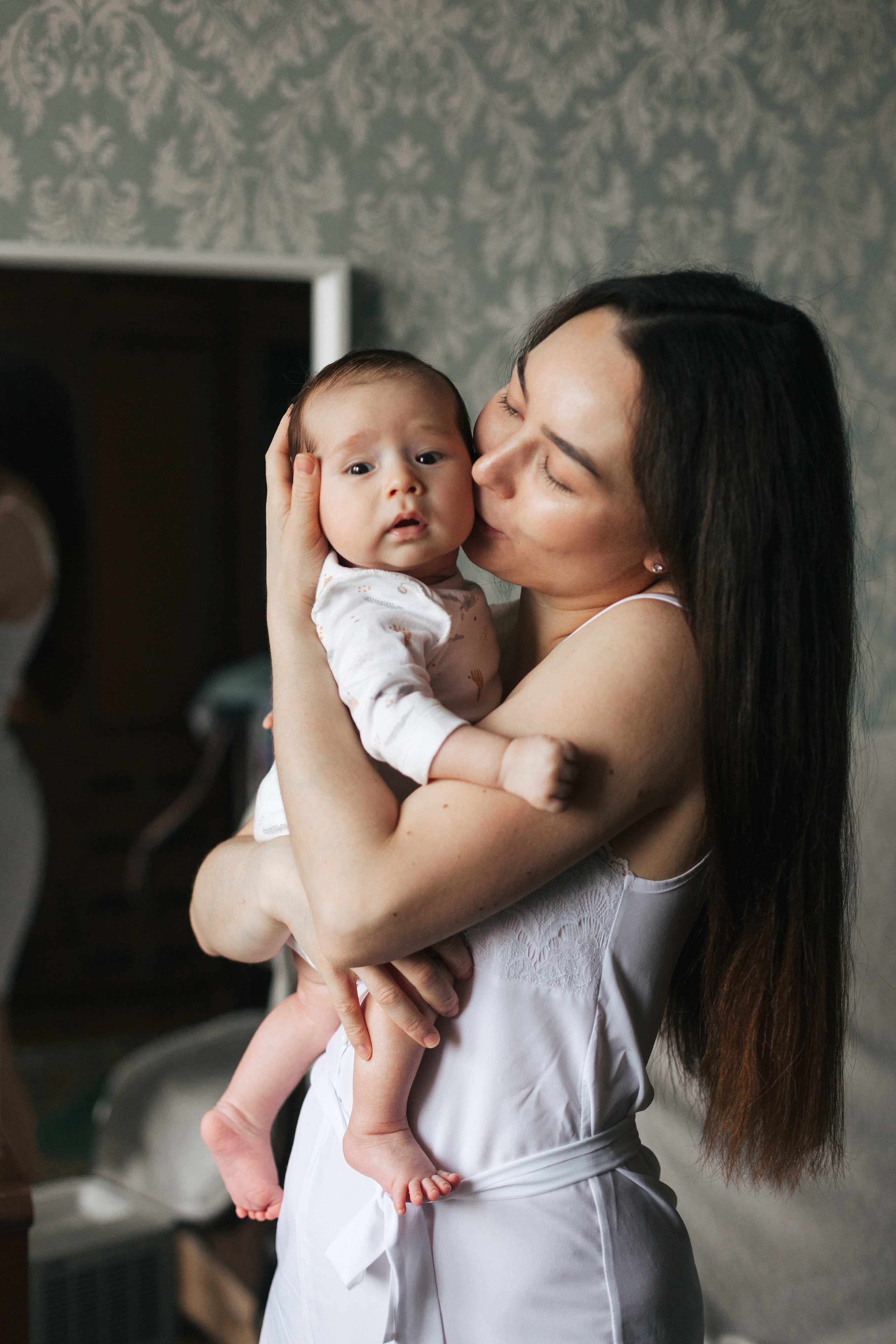 Домашняя съемка семьи с новорожденным малышом. Детский и семейный фотограф в Москве и московской области Елена Титова