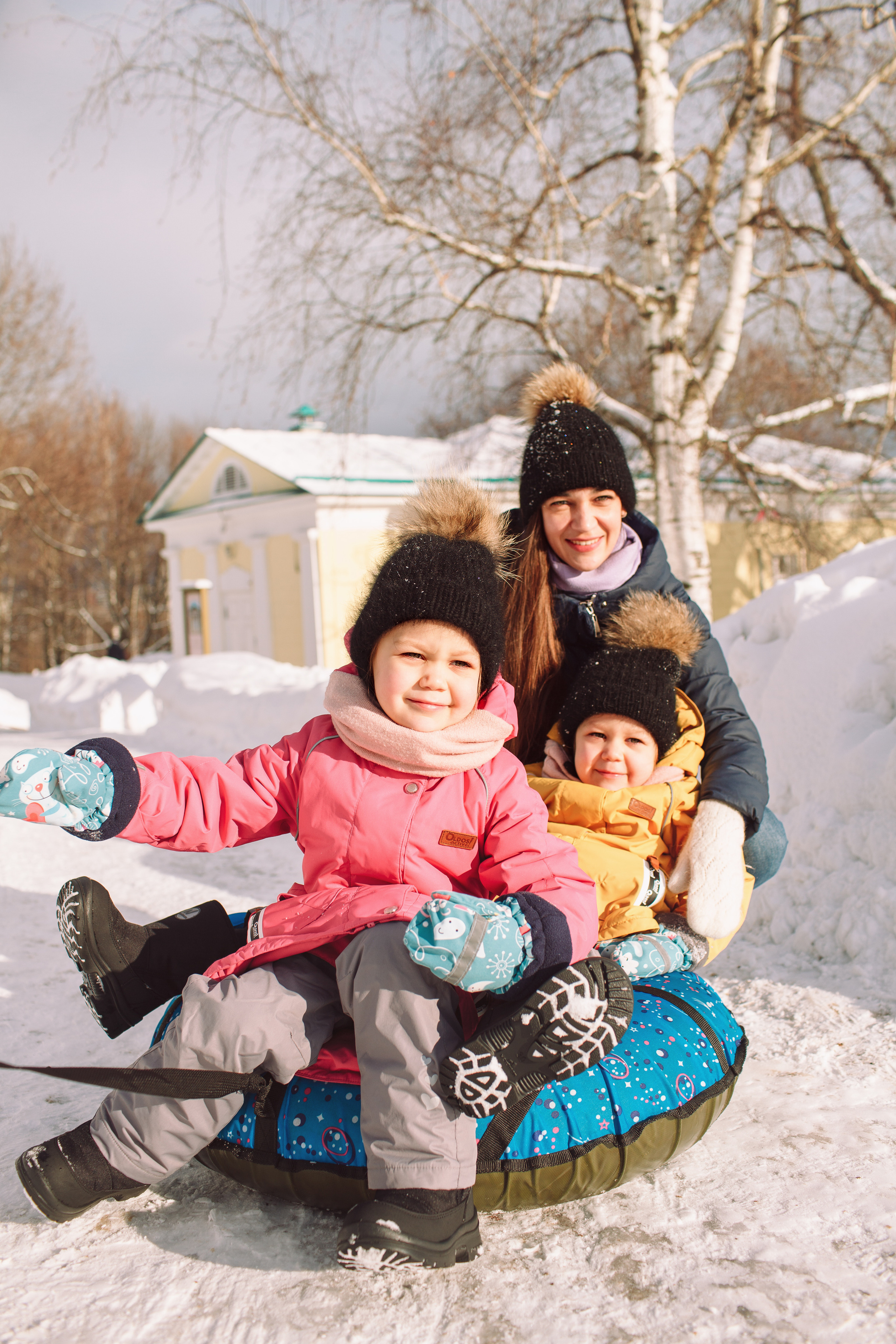 Зимняя lifestyle фотосессия семьи на прогулке в парке. Детский и семейный фотограф в Москве и московской области Елена Титова