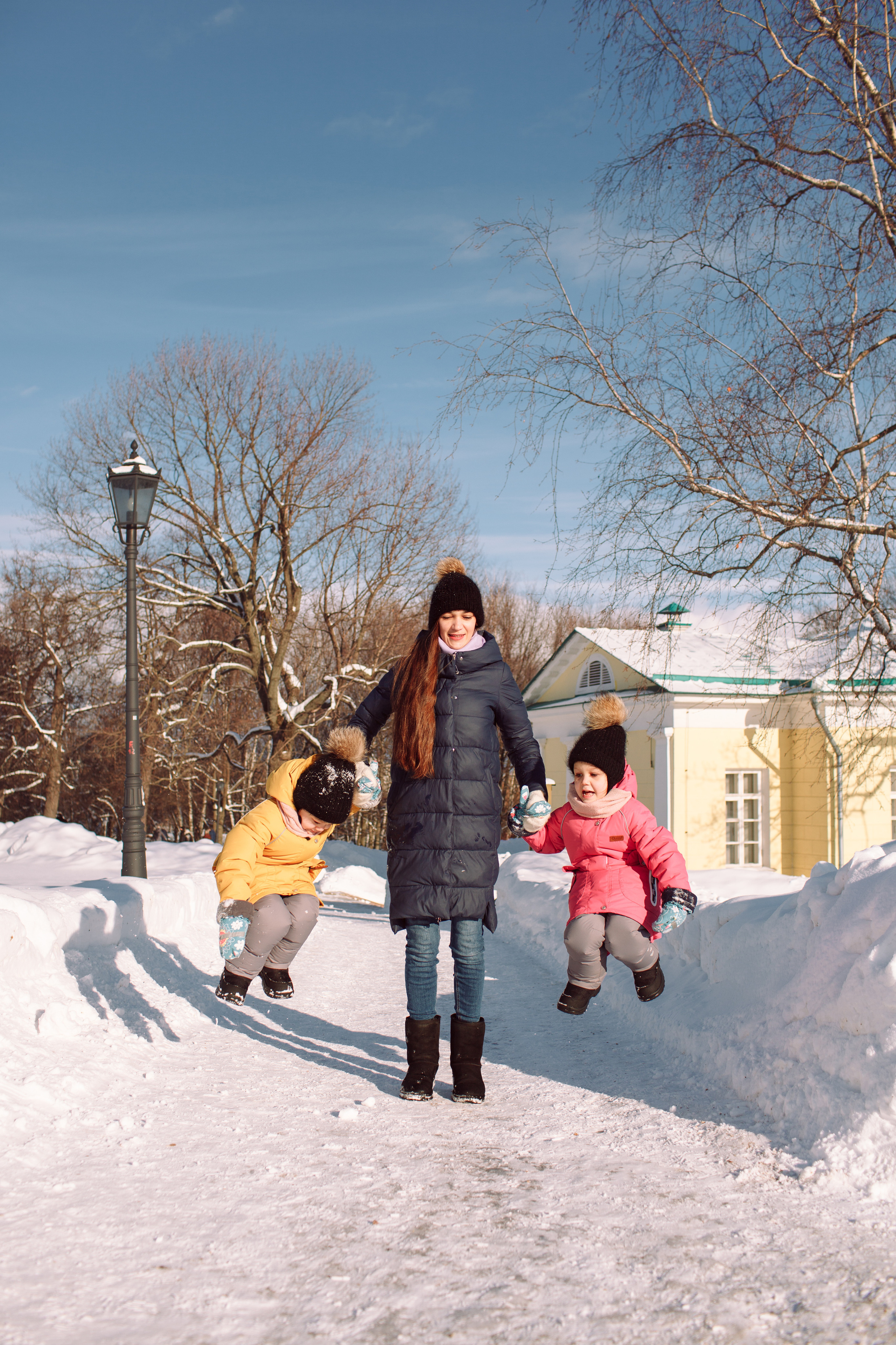 Зимняя lifestyle фотосессия семьи на прогулке в парке. Детский и семейный фотограф в Москве и московской области Елена Титова
