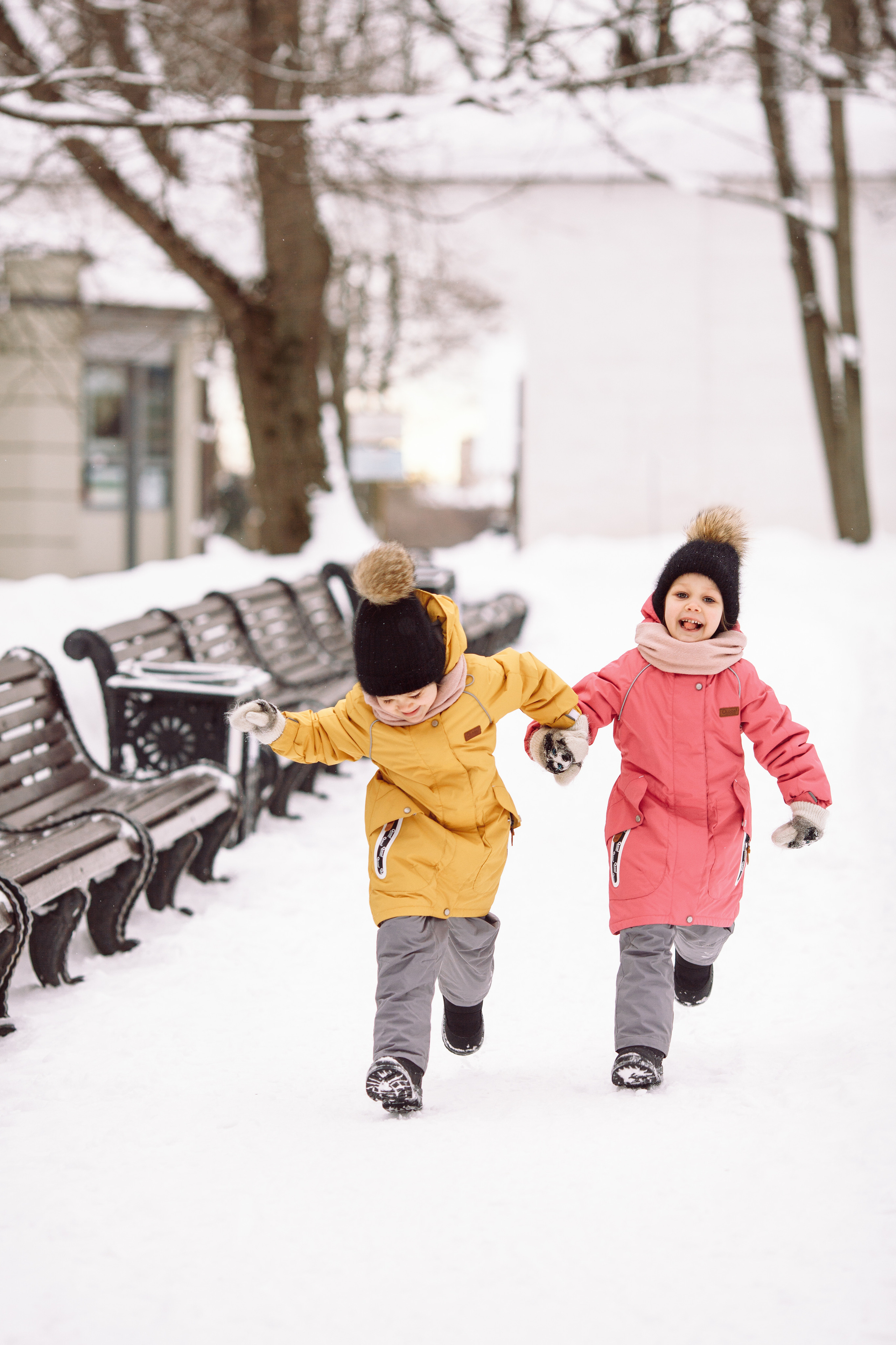Зимняя lifestyle фотосессия семьи на прогулке в парке. Детский и семейный фотограф в Москве и московской области Елена Титова