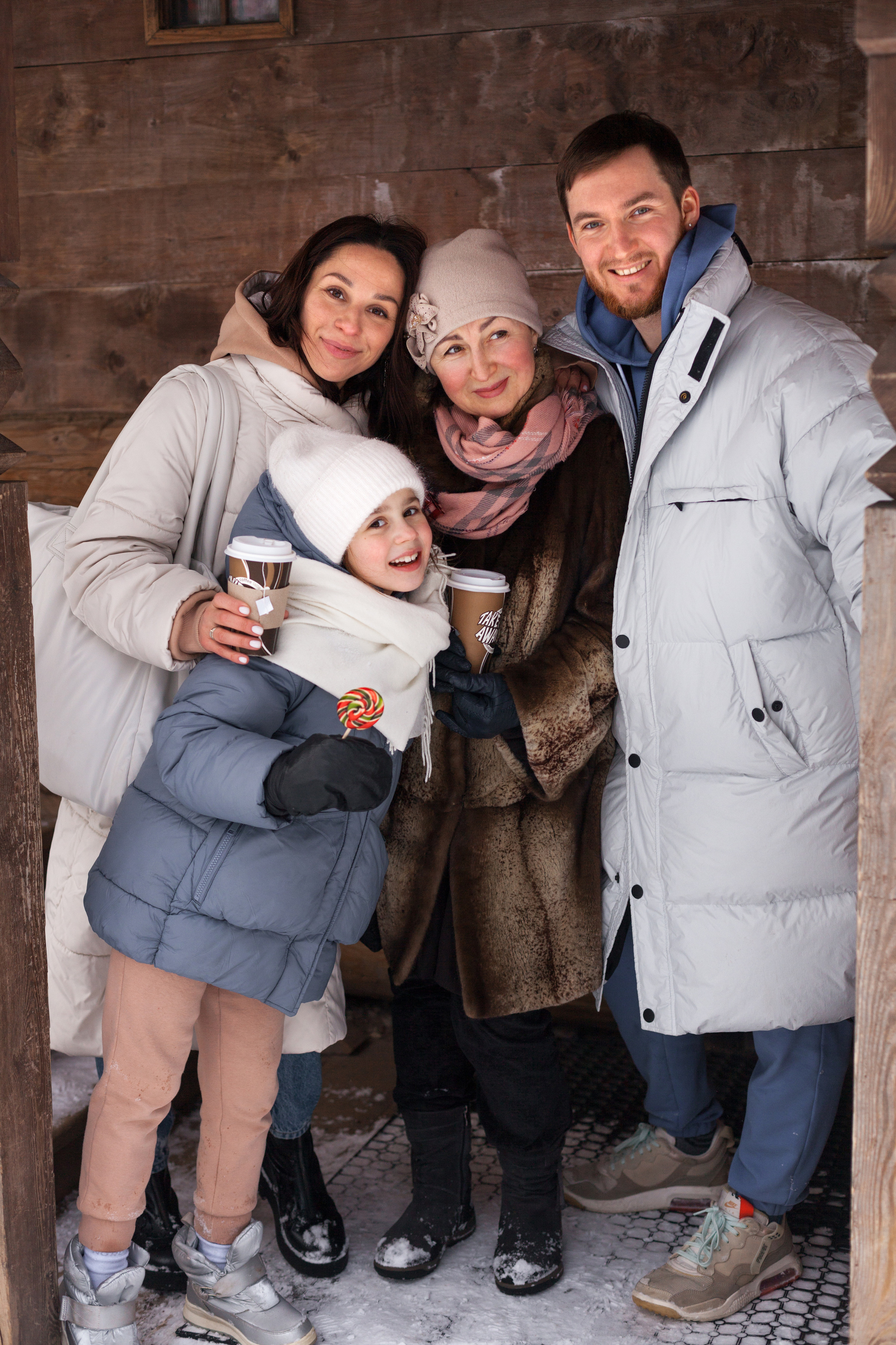 Семейная фотопрогулка зимой с родителями и бабушкой. Детский и семейный фотограф в Москве и московской области Елена Титова