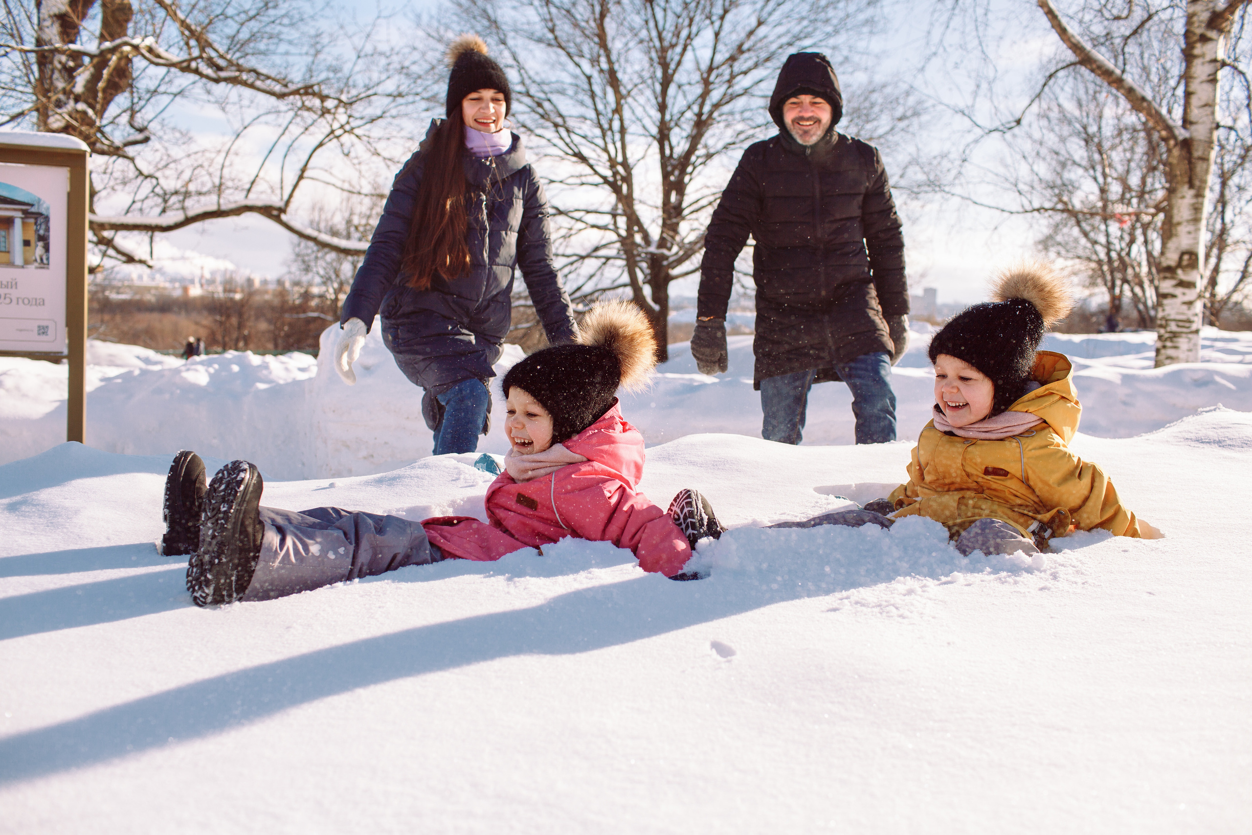 Зимняя lifestyle фотосессия семьи на прогулке в парке. Детский и семейный фотограф в Москве и московской области Елена Титова