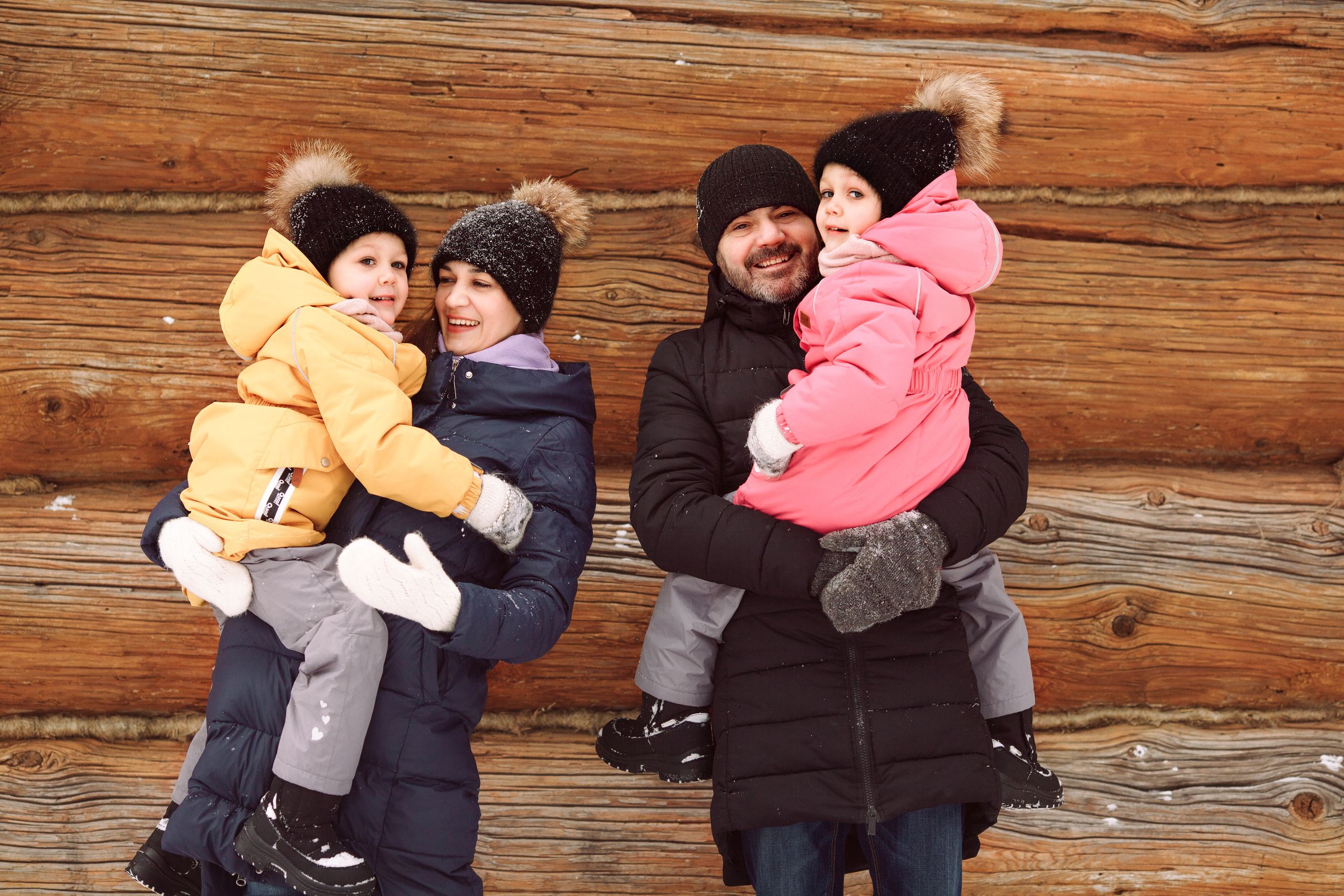 Зимняя lifestyle фотосессия семьи на прогулке в парке. Детский и семейный фотограф в Москве и московской области Елена Титова