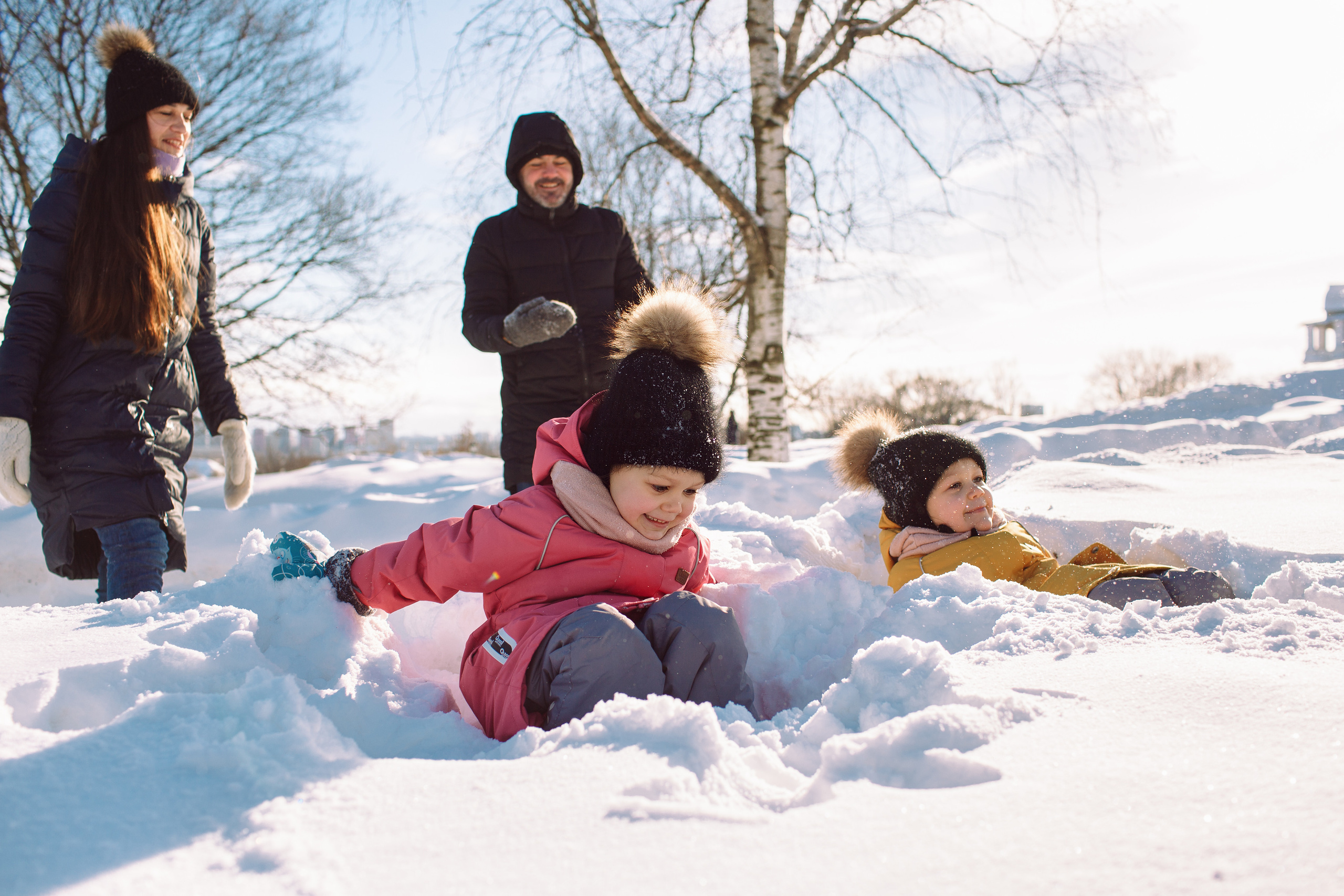 Зимняя lifestyle фотосессия семьи на прогулке в парке. Детский и семейный фотограф в Москве и московской области Елена Титова
