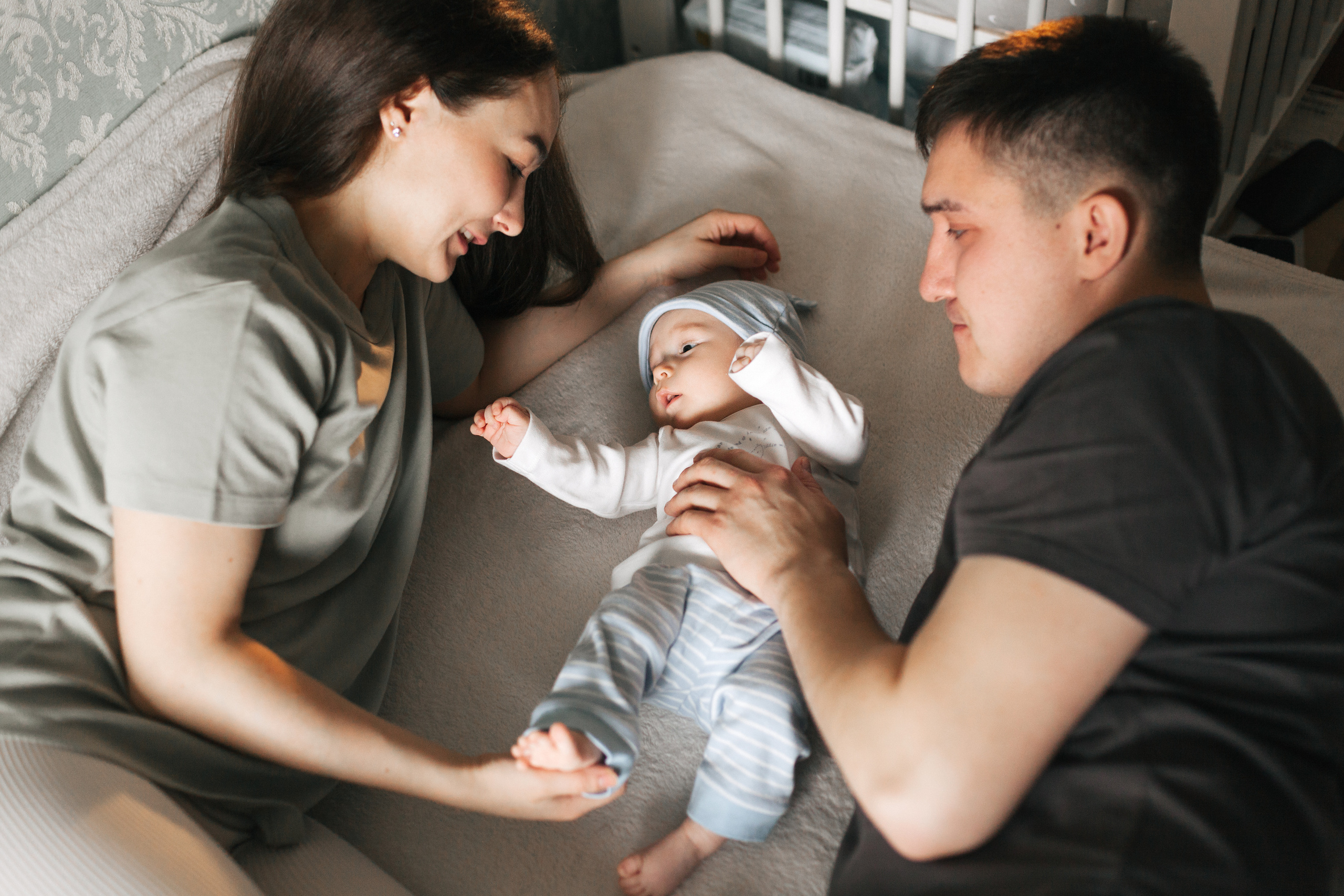 Домашняя съемка семьи с новорожденным малышом. Детский и семейный фотограф в Москве и московской области Елена Титова