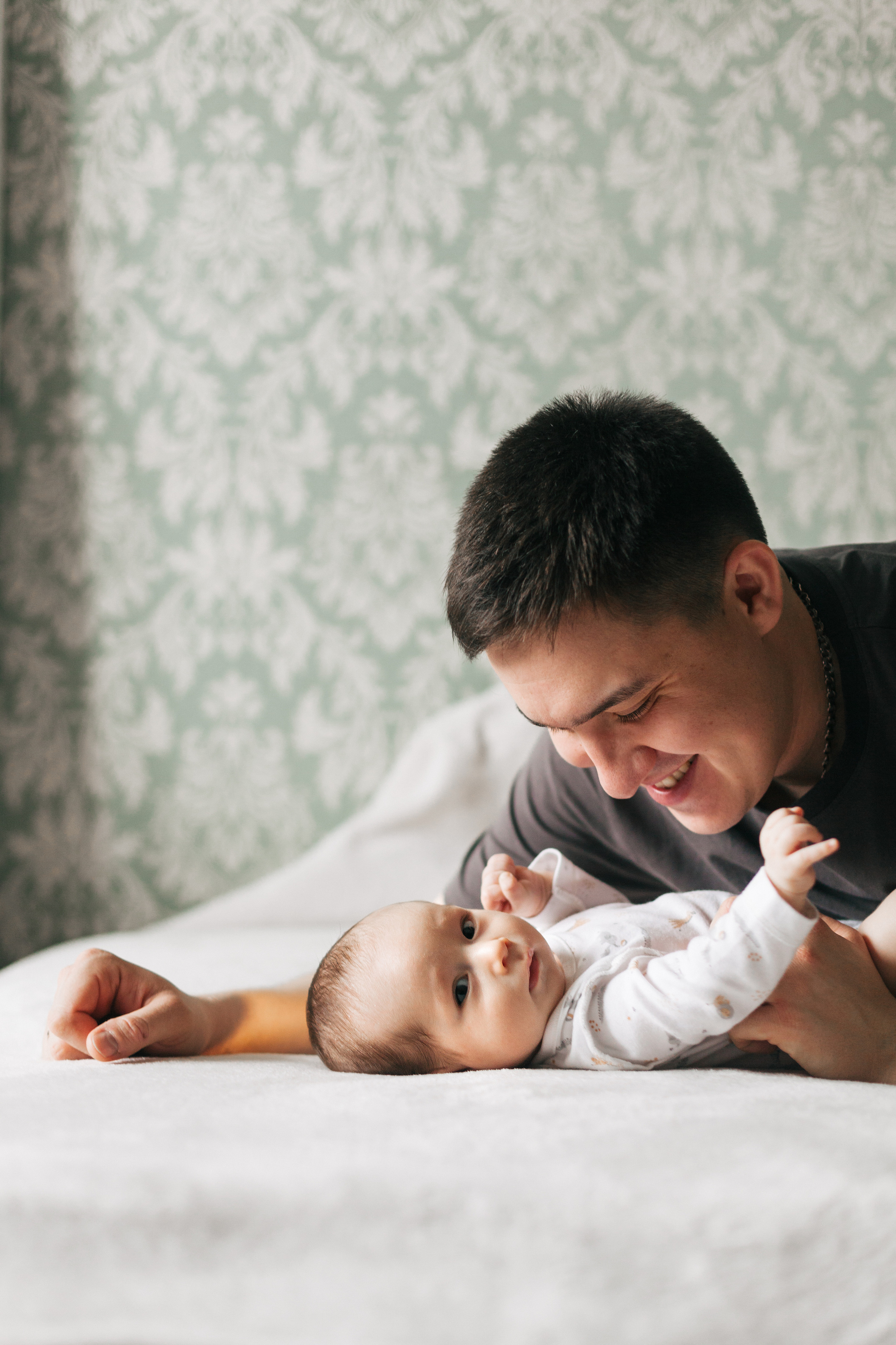 Домашняя съемка семьи с новорожденным малышом. Детский и семейный фотограф в Москве и московской области Елена Титова