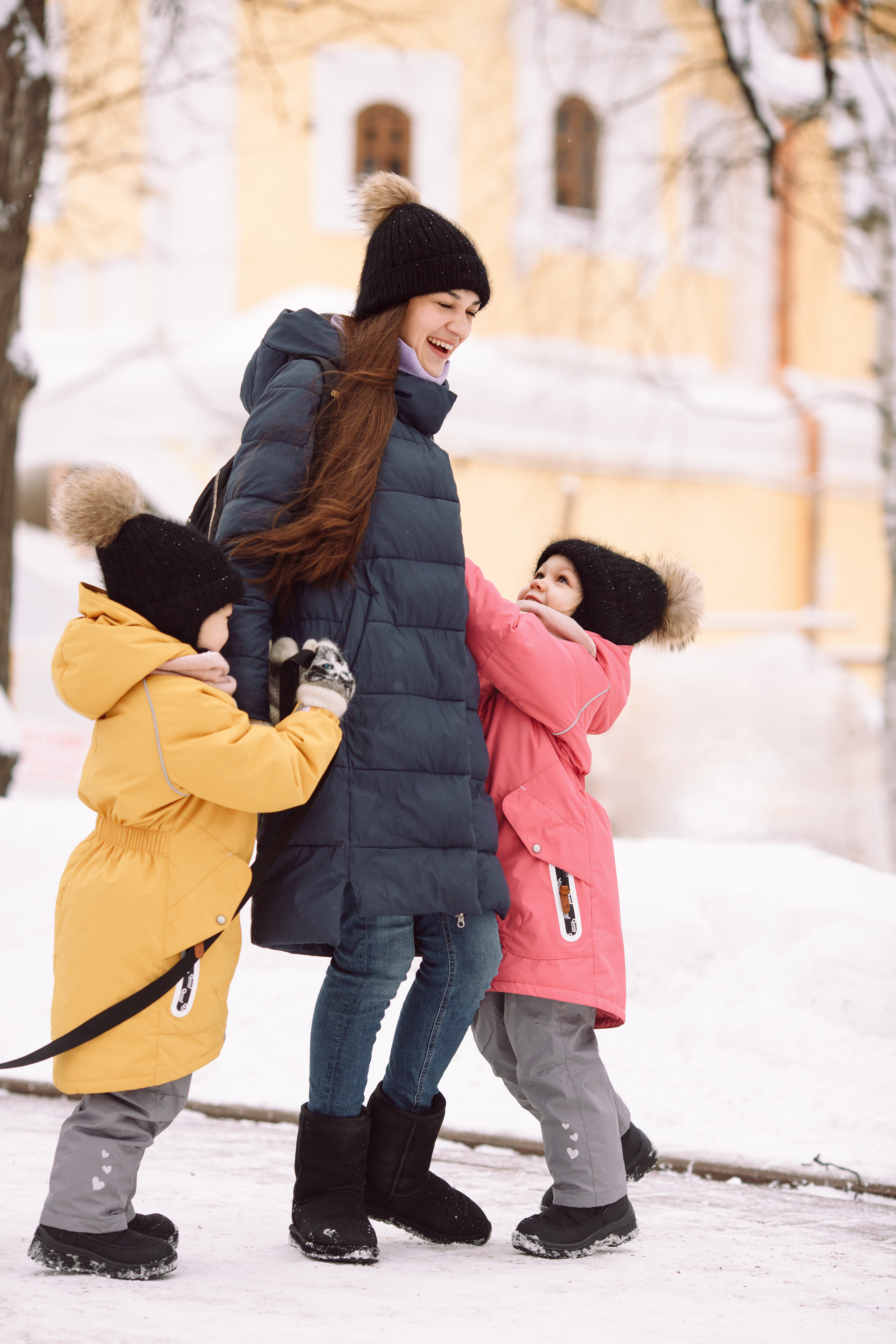 Зимняя lifestyle фотосессия семьи на прогулке в парке. Детский и семейный фотограф в Москве и московской области Елена Титова