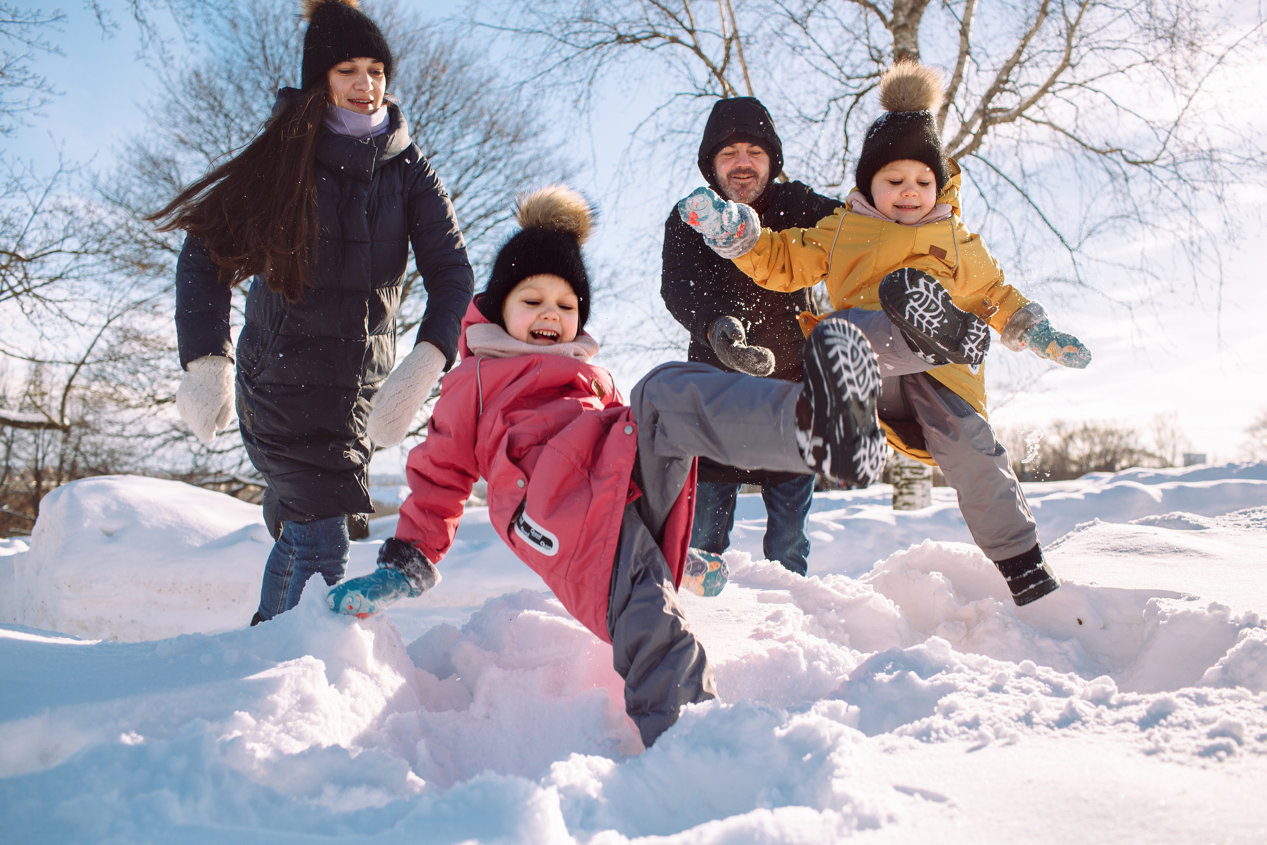Зимняя lifestyle фотосессия семьи на прогулке в парке. Детский и семейный фотограф в Москве и московской области Елена Титова