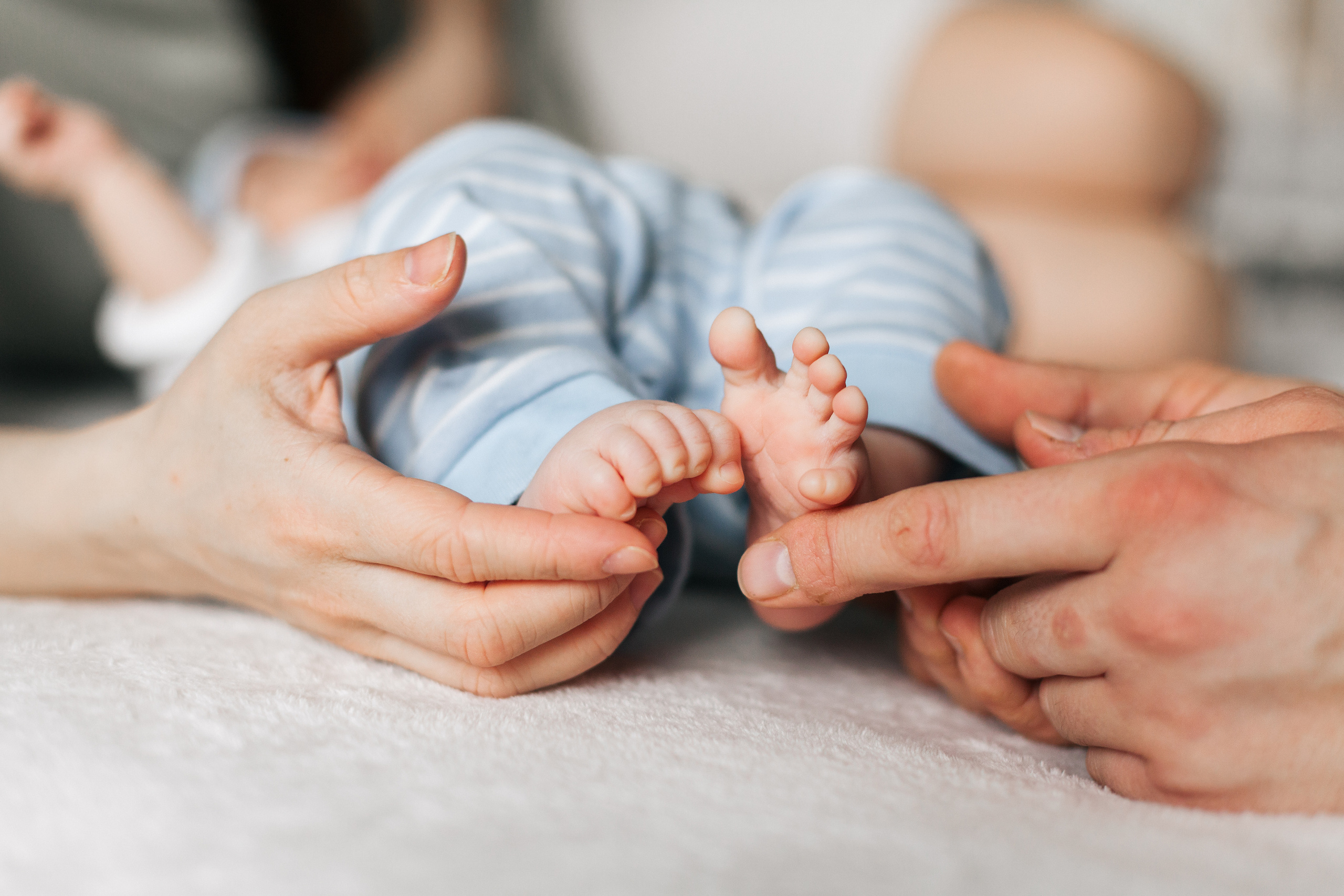 Домашняя съемка семьи с новорожденным малышом. Детский и семейный фотограф в Москве и московской области Елена Титова