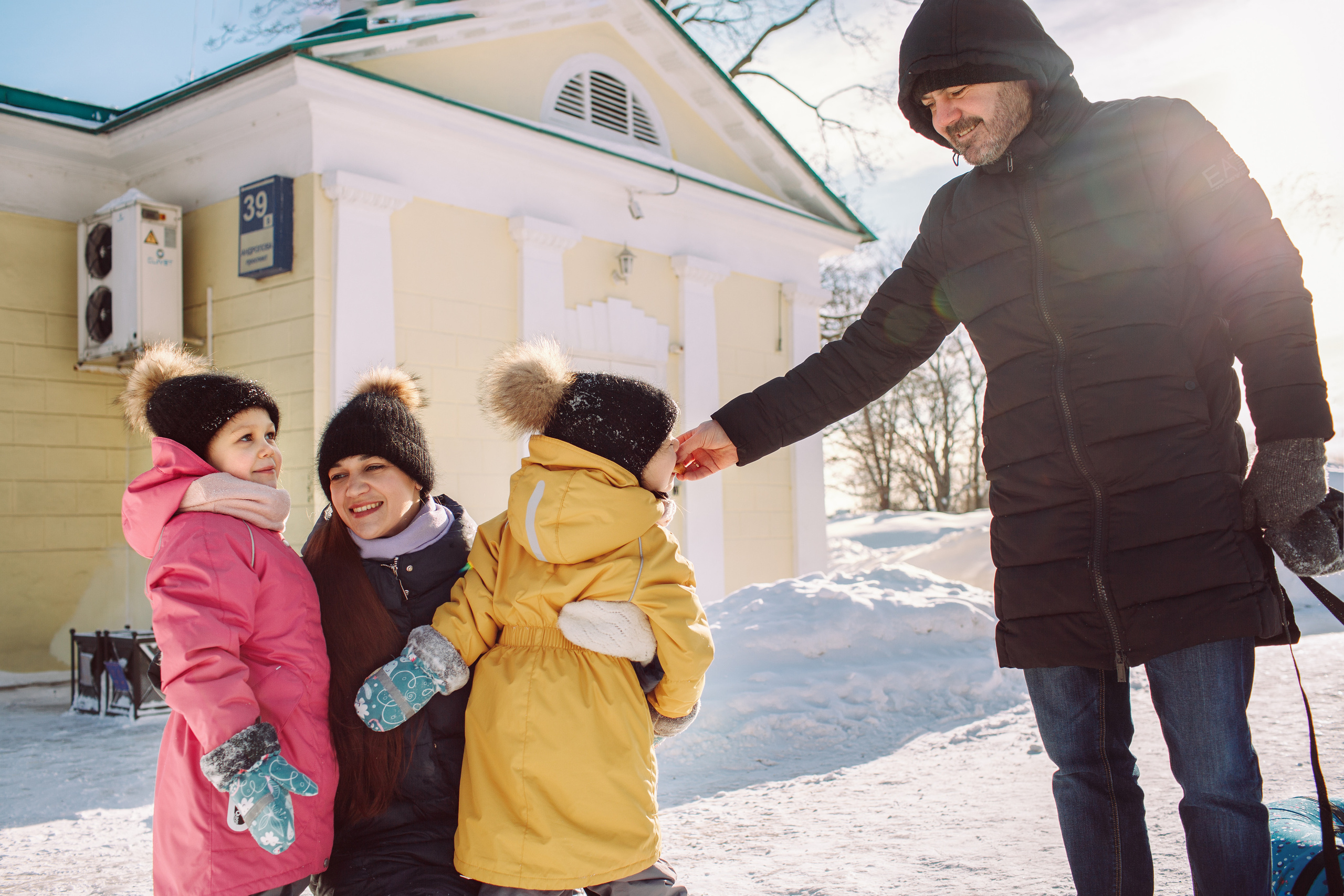 Зимняя lifestyle фотосессия семьи на прогулке в парке. Детский и семейный фотограф в Москве и московской области Елена Титова