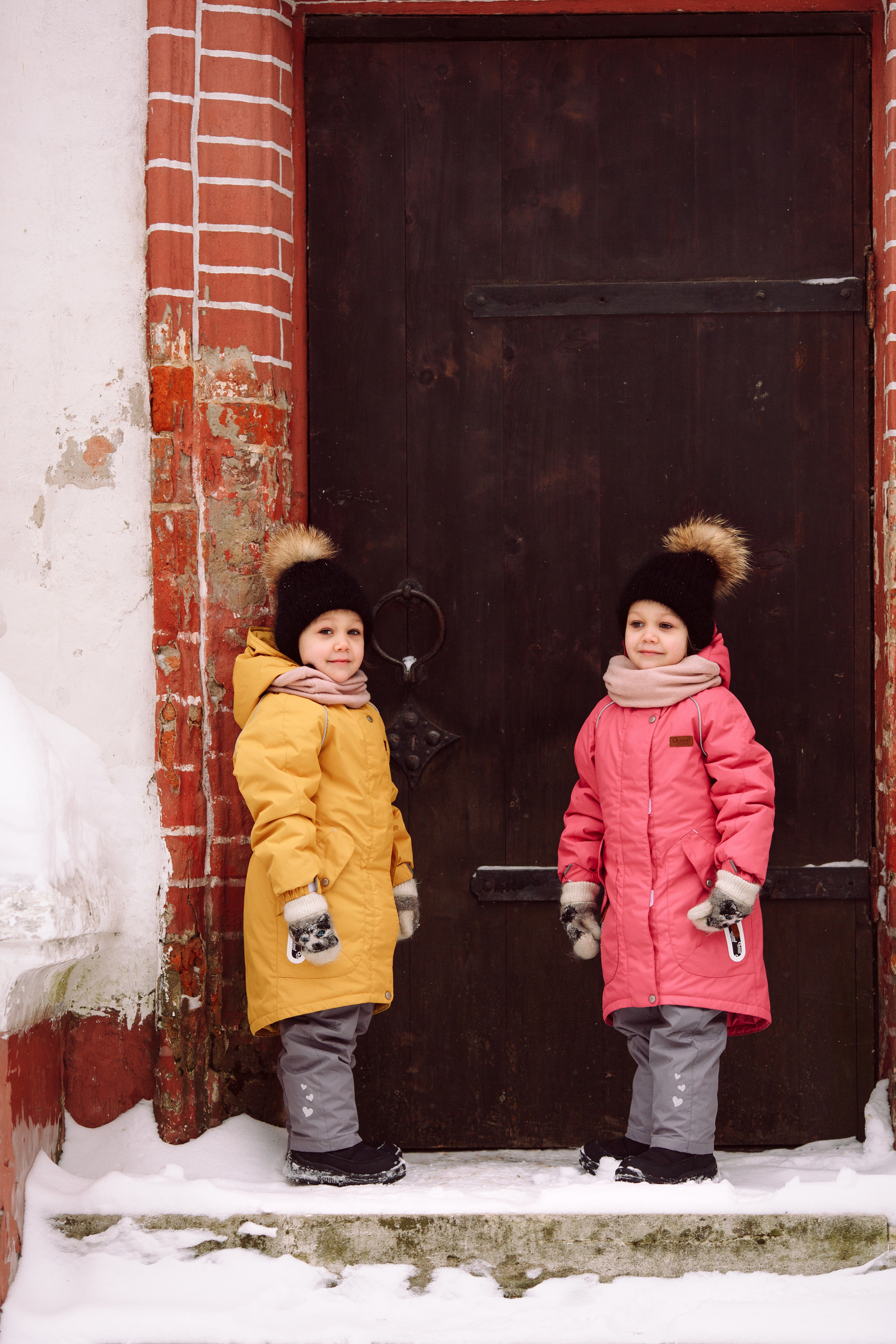 Зимняя lifestyle фотосессия семьи на прогулке в парке. Детский и семейный фотограф в Москве и московской области Елена Титова