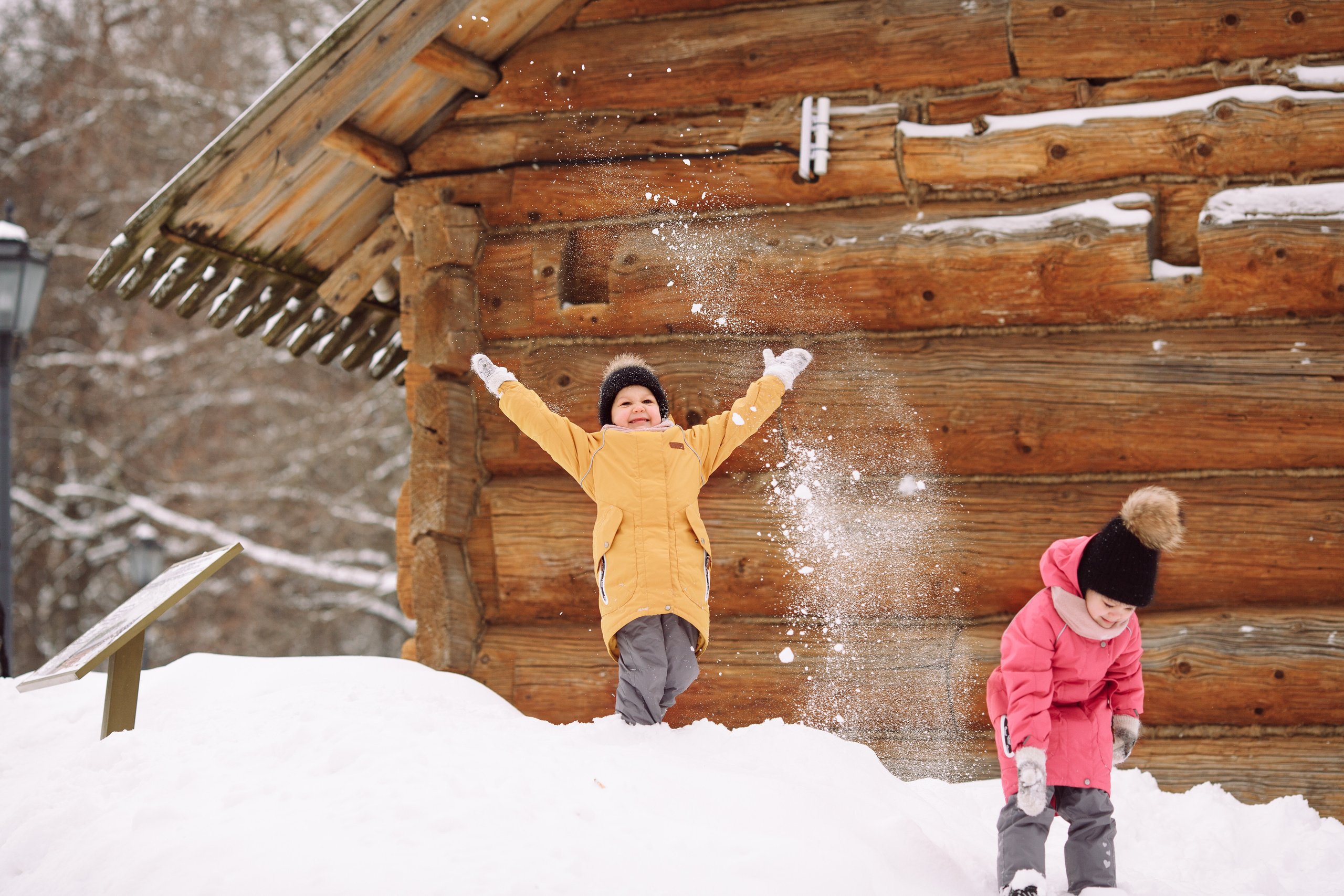 Зимняя lifestyle фотосессия семьи на прогулке в парке. Детский и семейный фотограф в Москве и московской области Елена Титова