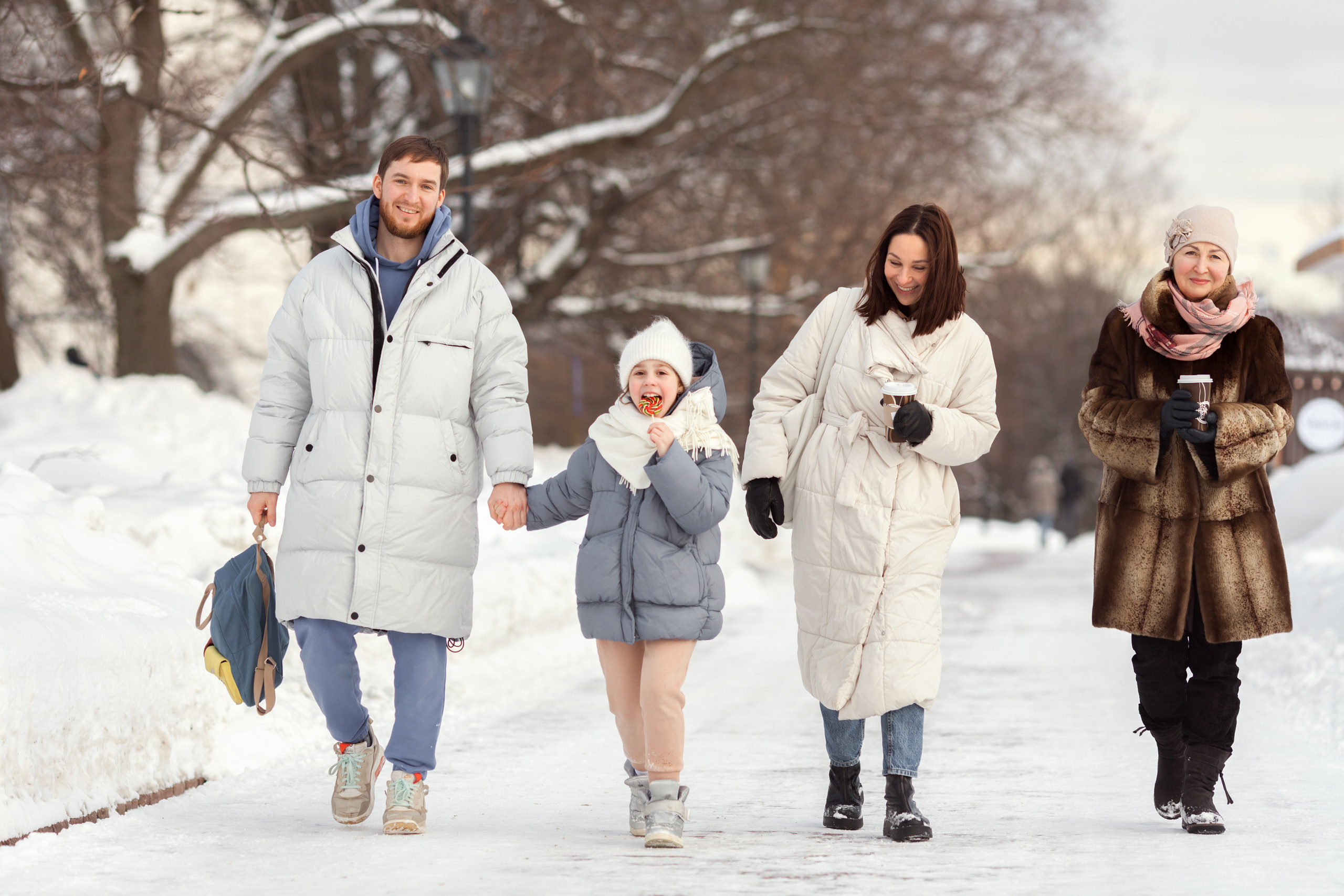 Семейная фотопрогулка зимой с родителями и бабушкой. Детский и семейный фотограф в Москве и московской области Елена Титова
