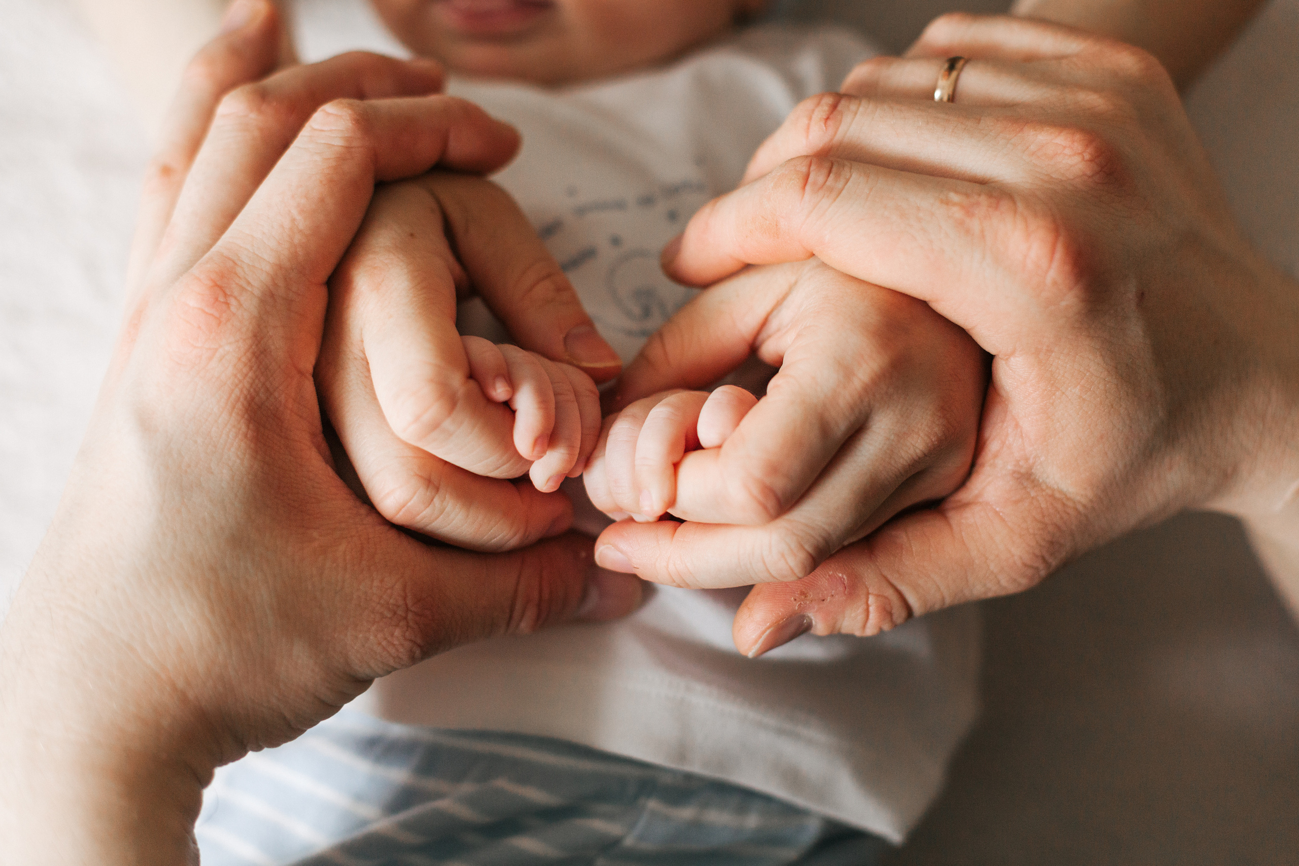 Домашняя съемка семьи с новорожденным малышом. Детский и семейный фотограф в Москве и московской области Елена Титова