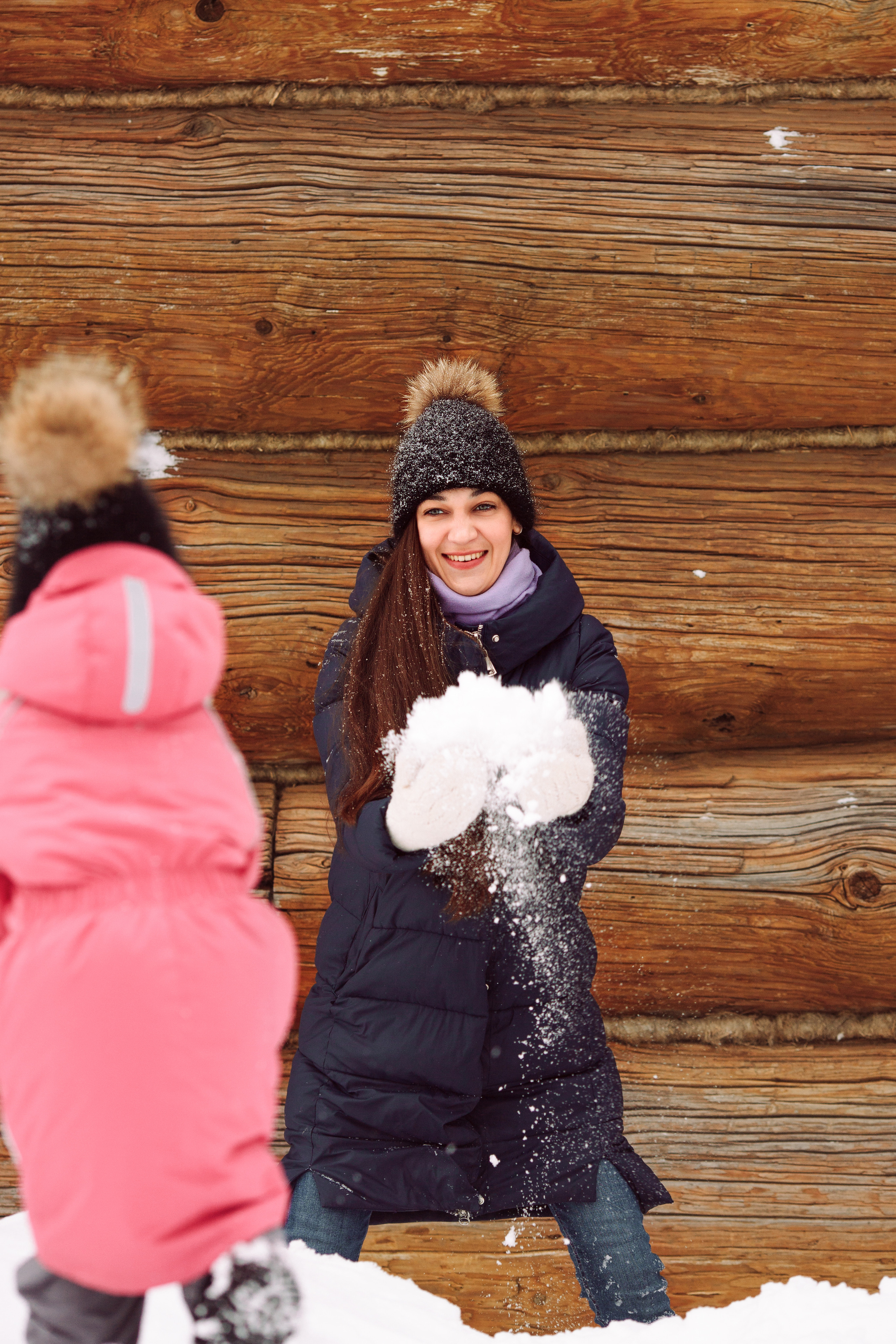 Зимняя lifestyle фотосессия семьи на прогулке в парке. Детский и семейный фотограф в Москве и московской области Елена Титова