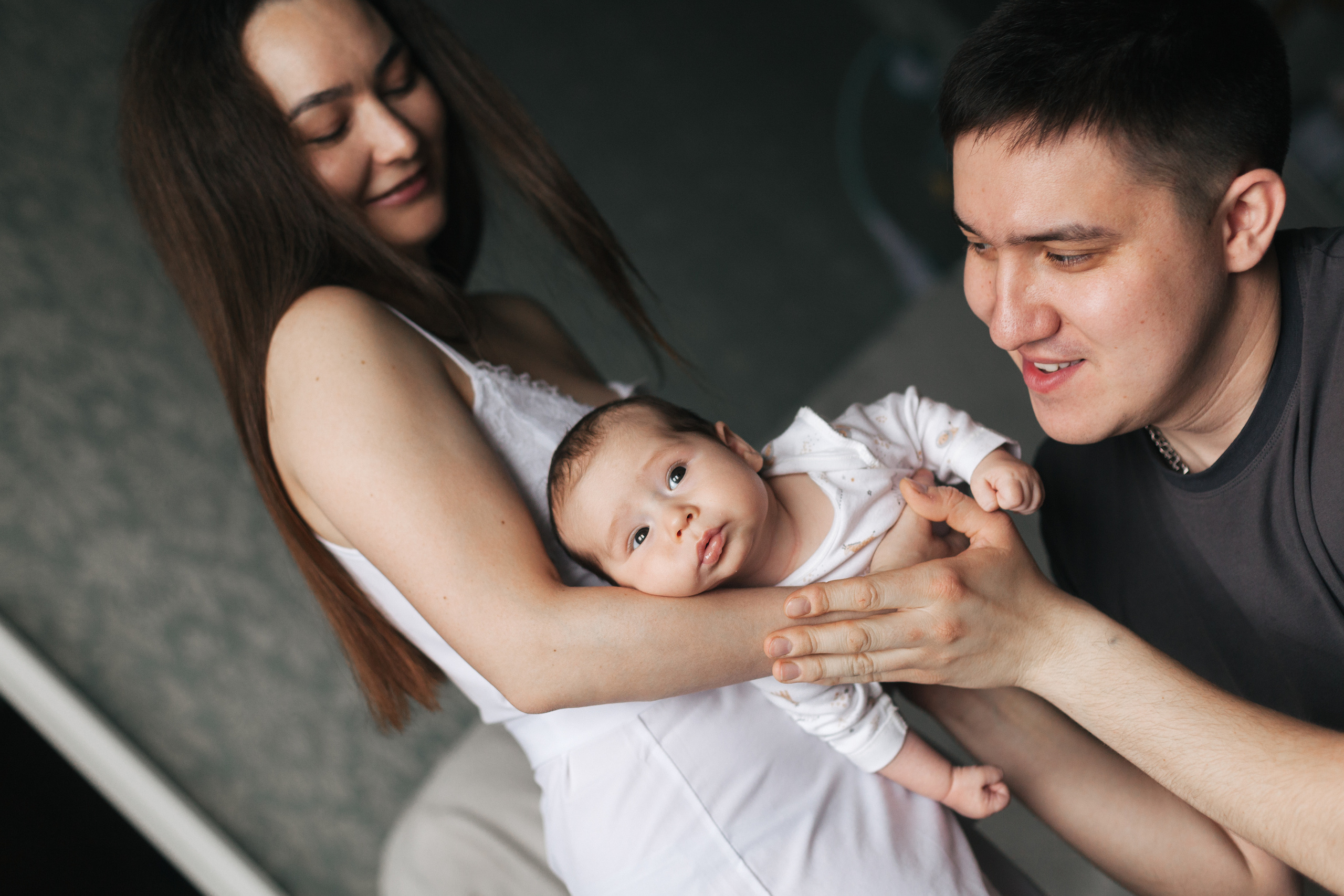 Домашняя съемка семьи с новорожденным малышом. Детский и семейный фотограф в Москве и московской области Елена Титова