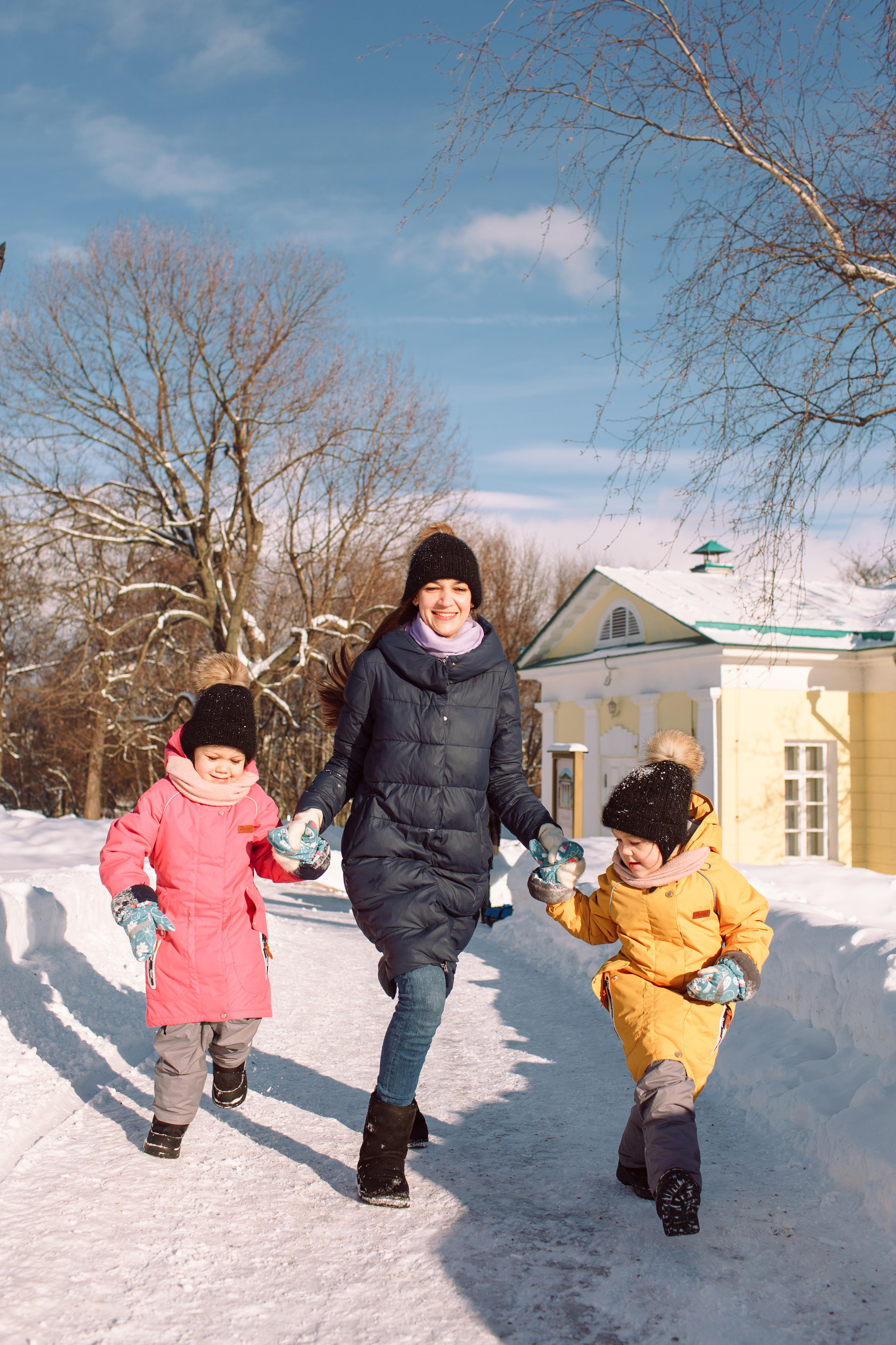 Зимняя lifestyle фотосессия семьи на прогулке в парке. Детский и семейный фотограф в Москве и московской области Елена Титова