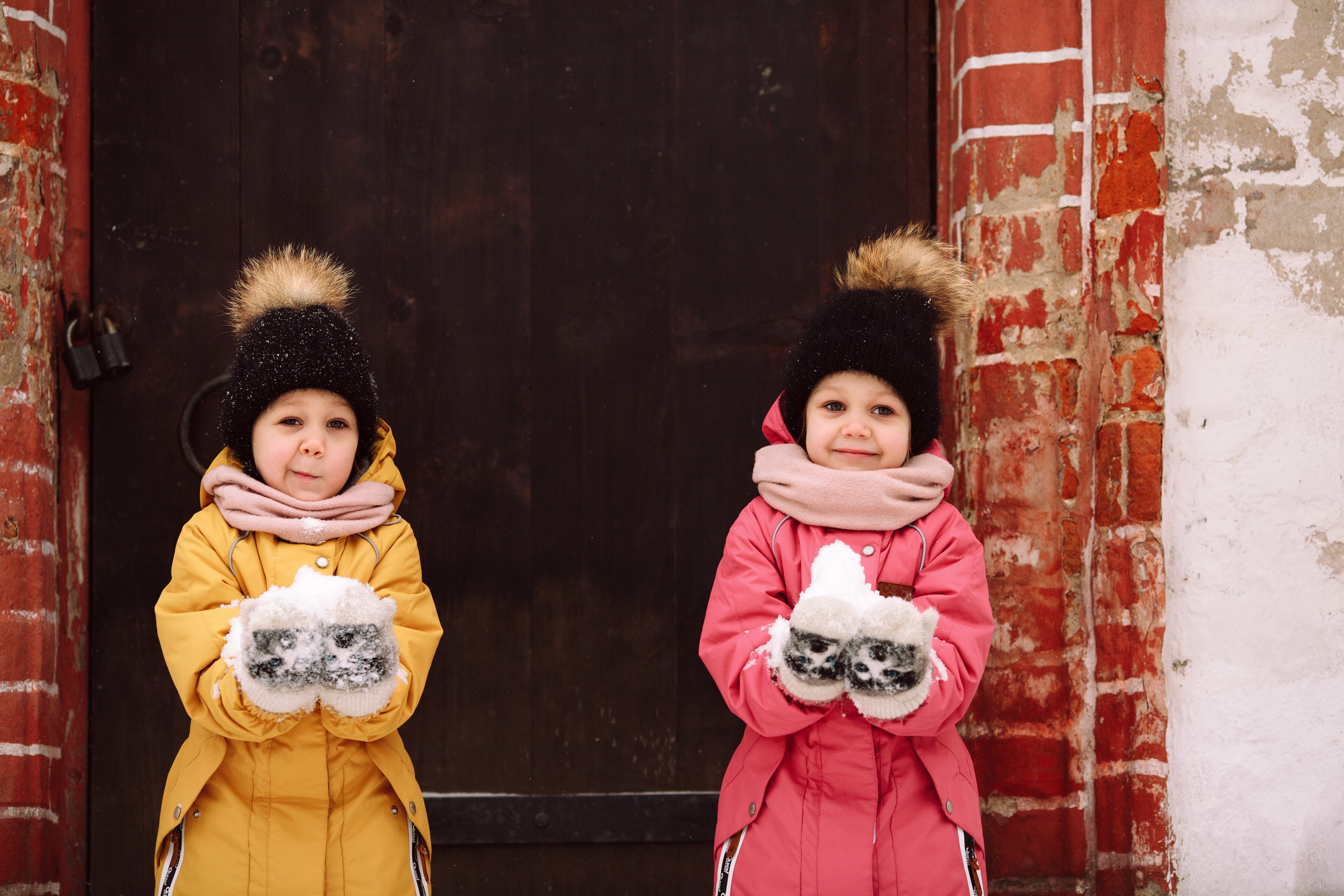 Зимняя lifestyle фотосессия семьи на прогулке в парке. Детский и семейный фотограф в Москве и московской области Елена Титова