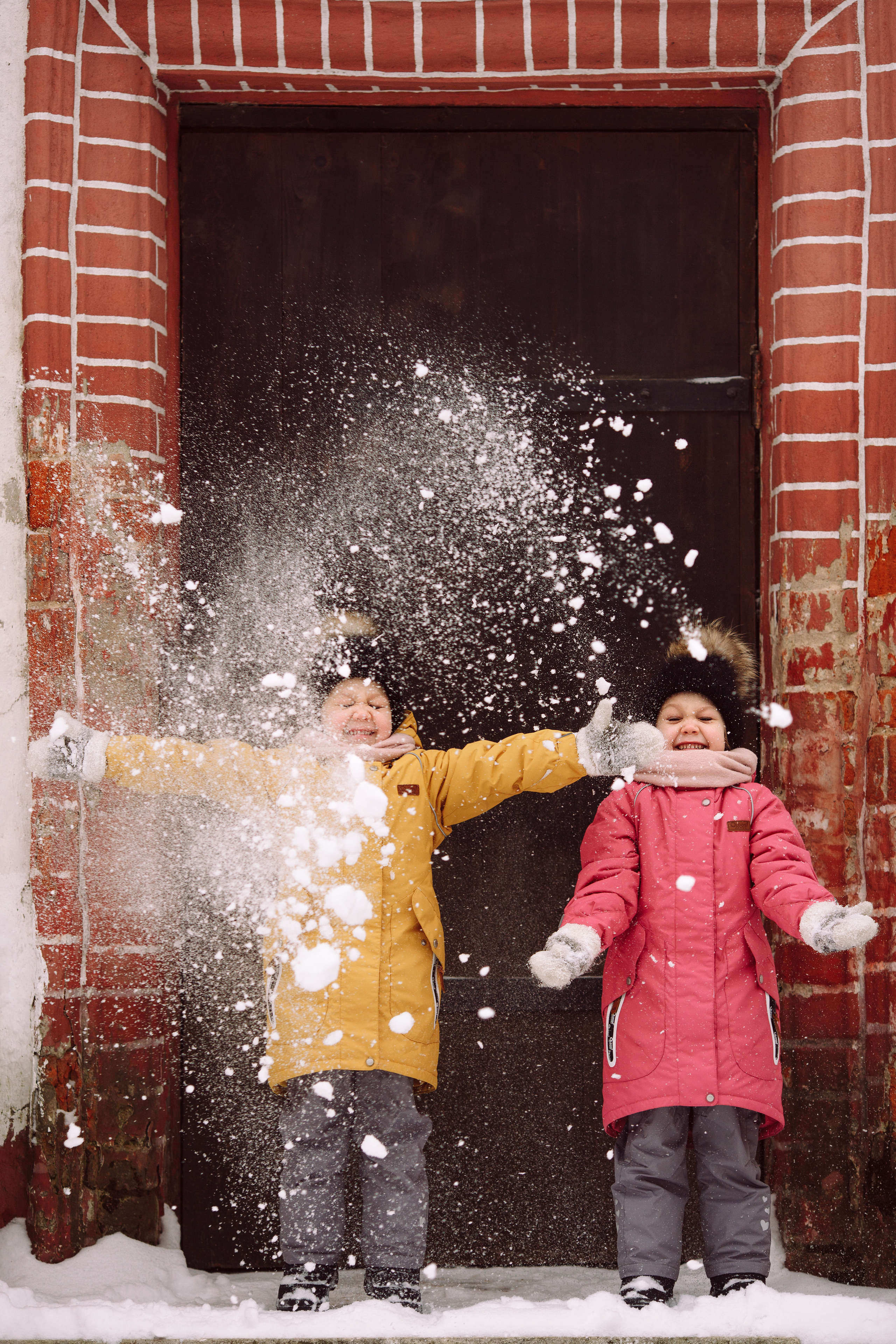 Зимняя lifestyle фотосессия семьи на прогулке в парке. Детский и семейный фотограф в Москве и московской области Елена Титова