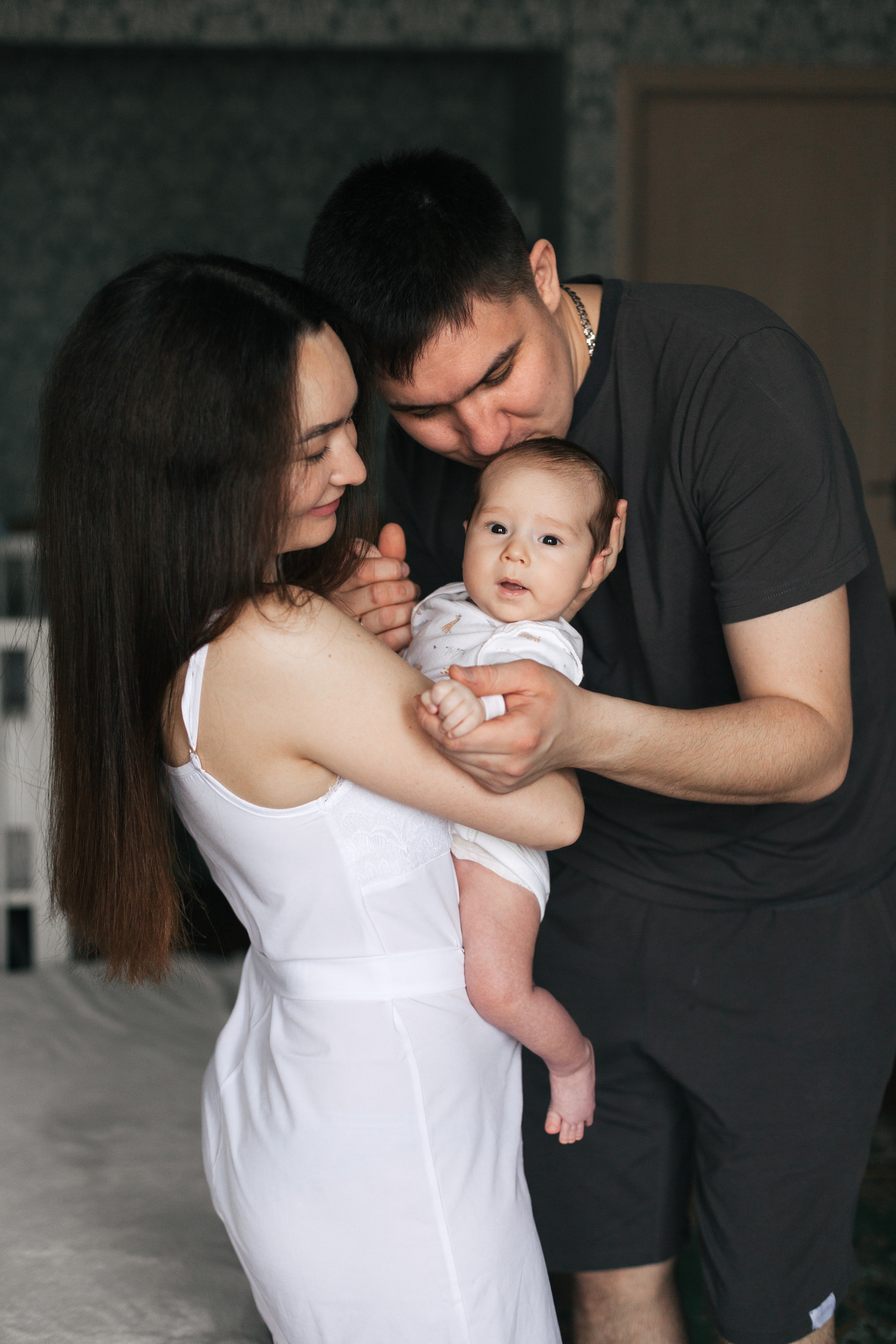 Домашняя съемка семьи с новорожденным малышом. Детский и семейный фотограф в Москве и московской области Елена Титова