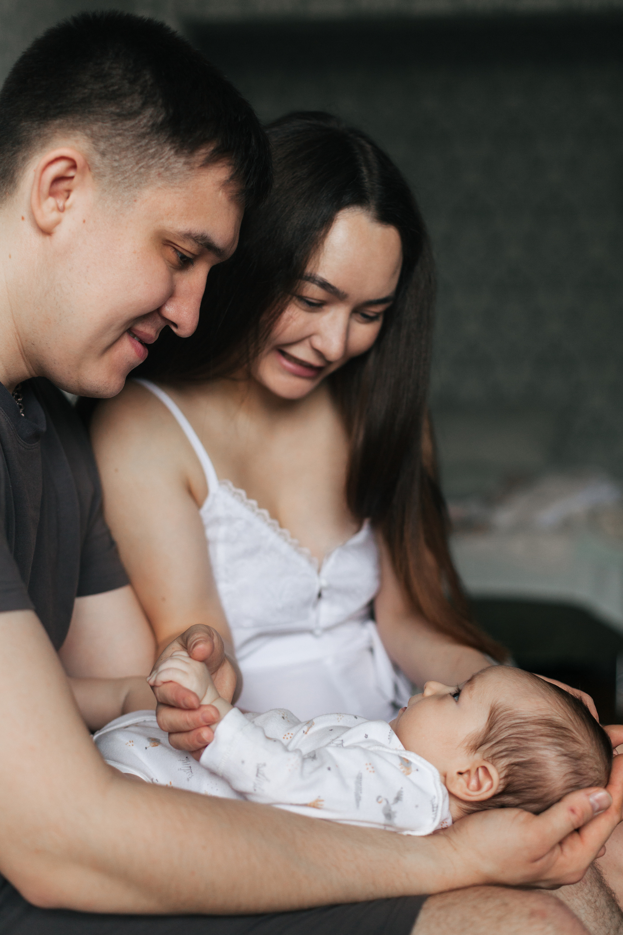 Домашняя съемка семьи с новорожденным малышом. Детский и семейный фотограф в Москве и московской области Елена Титова