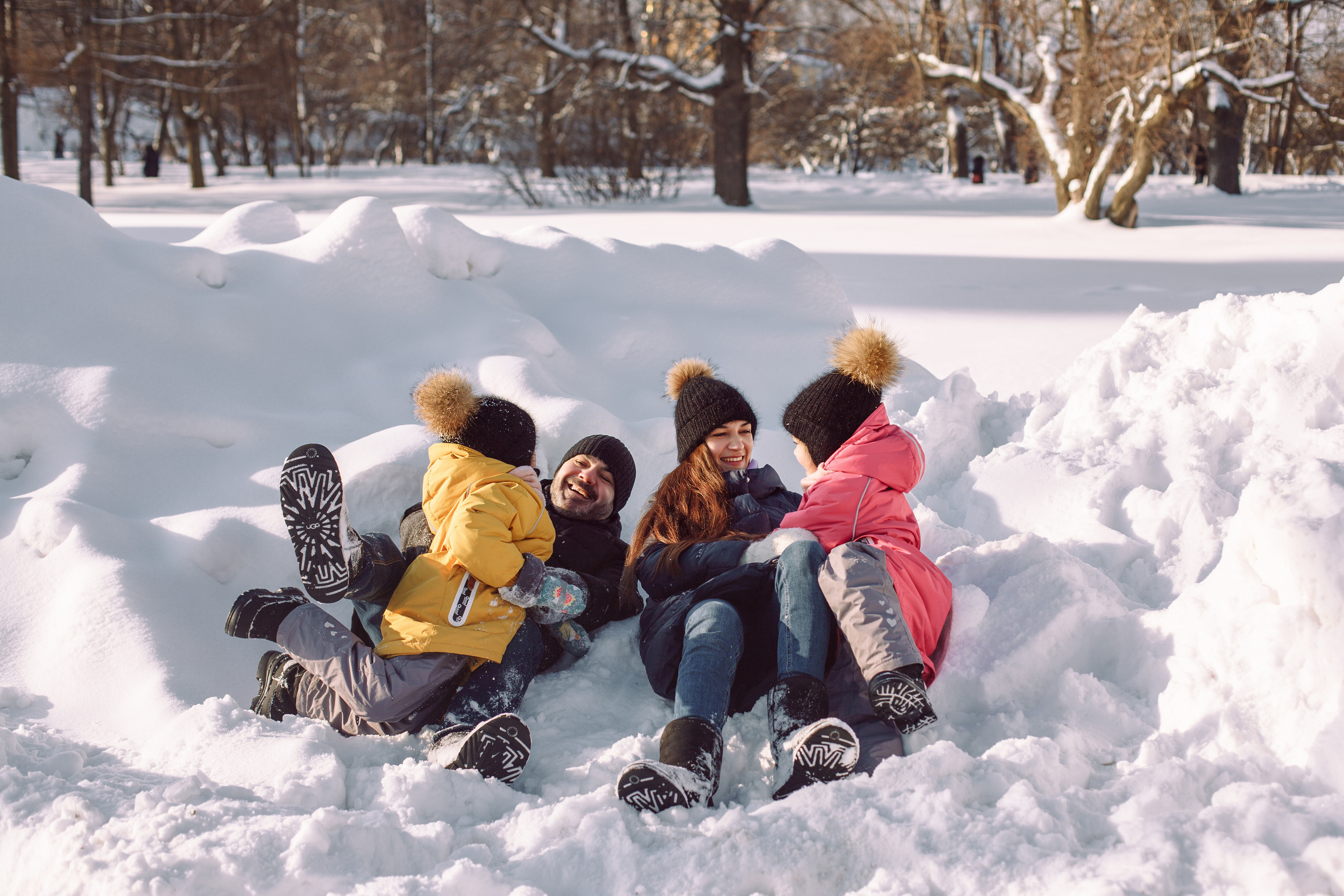 Зимняя lifestyle фотосессия семьи на прогулке в парке. Детский и семейный фотограф в Москве и московской области Елена Титова