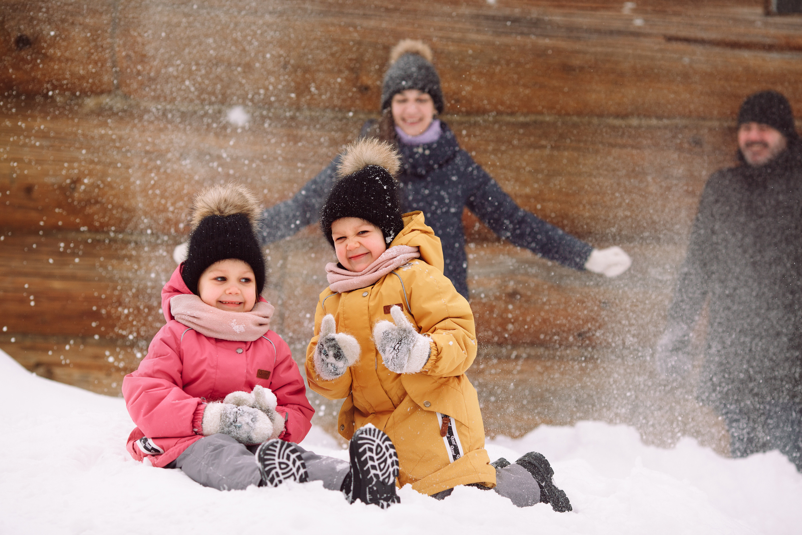 Зимняя lifestyle фотосессия семьи на прогулке в парке. Детский и семейный фотограф в Москве и московской области Елена Титова