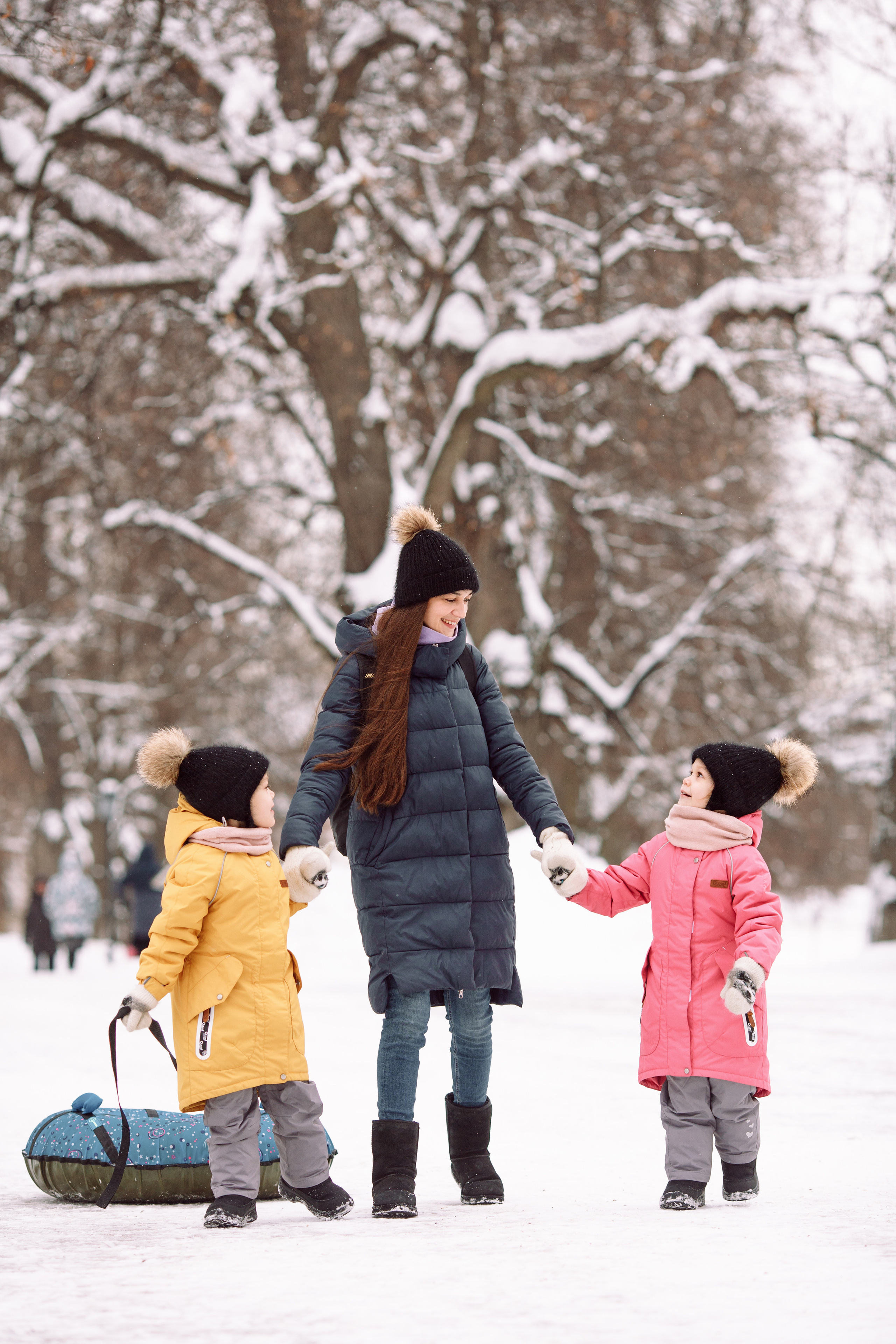 Зимняя lifestyle фотосессия семьи на прогулке в парке. Детский и семейный фотограф в Москве и московской области Елена Титова