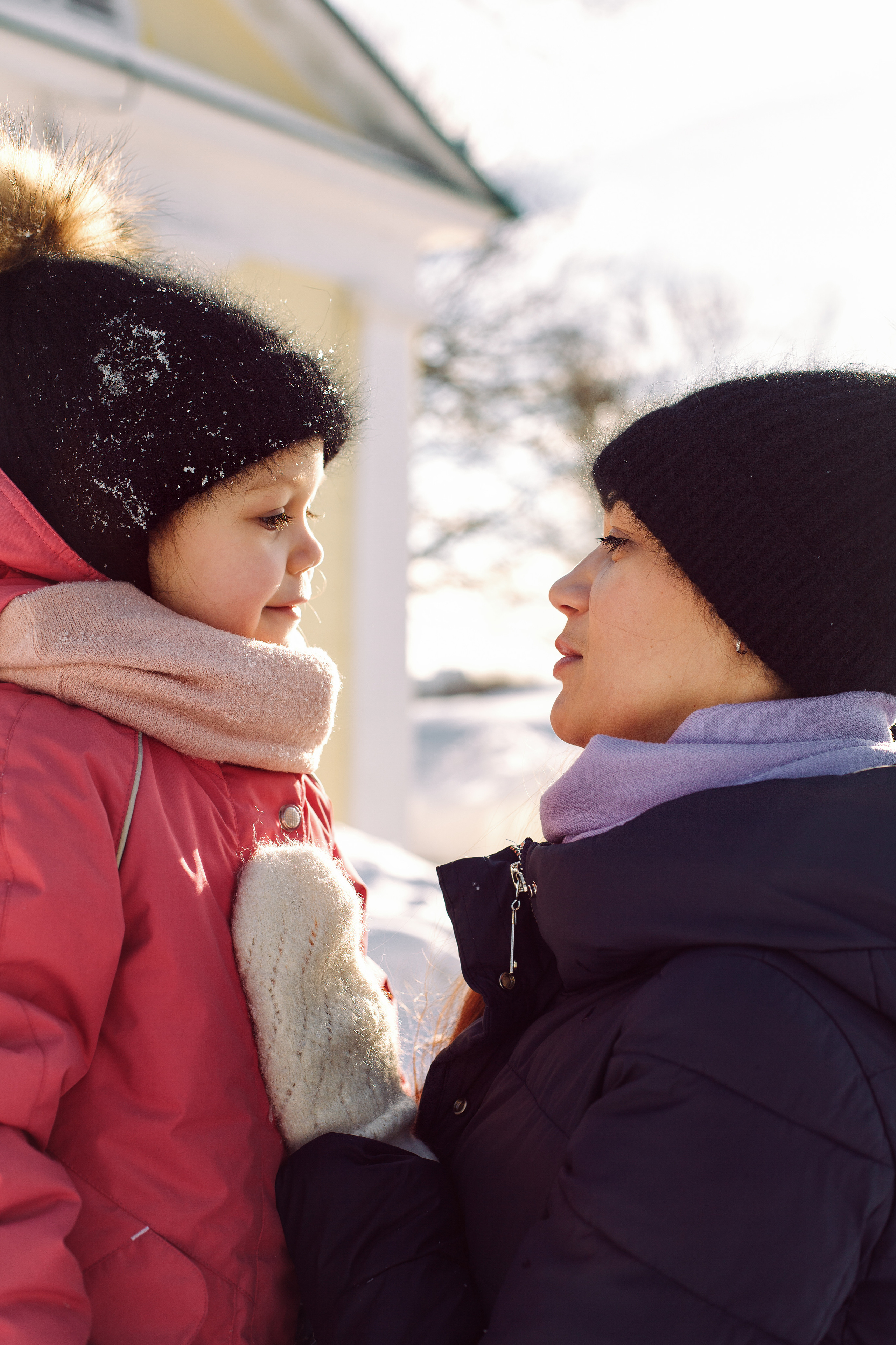 Зимняя lifestyle фотосессия семьи на прогулке в парке. Детский и семейный фотограф в Москве и московской области Елена Титова