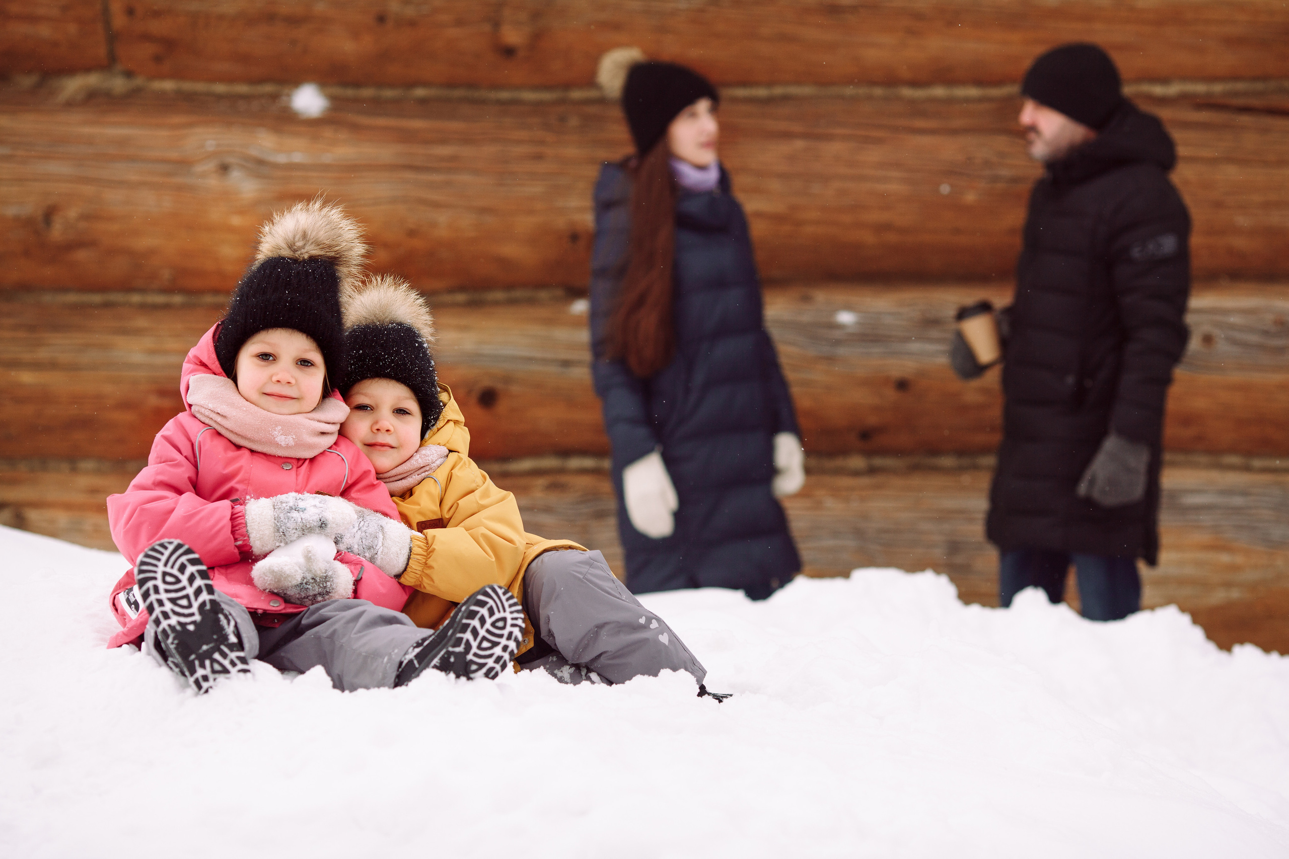 Зимняя lifestyle фотосессия семьи на прогулке в парке. Детский и семейный фотограф в Москве и московской области Елена Титова