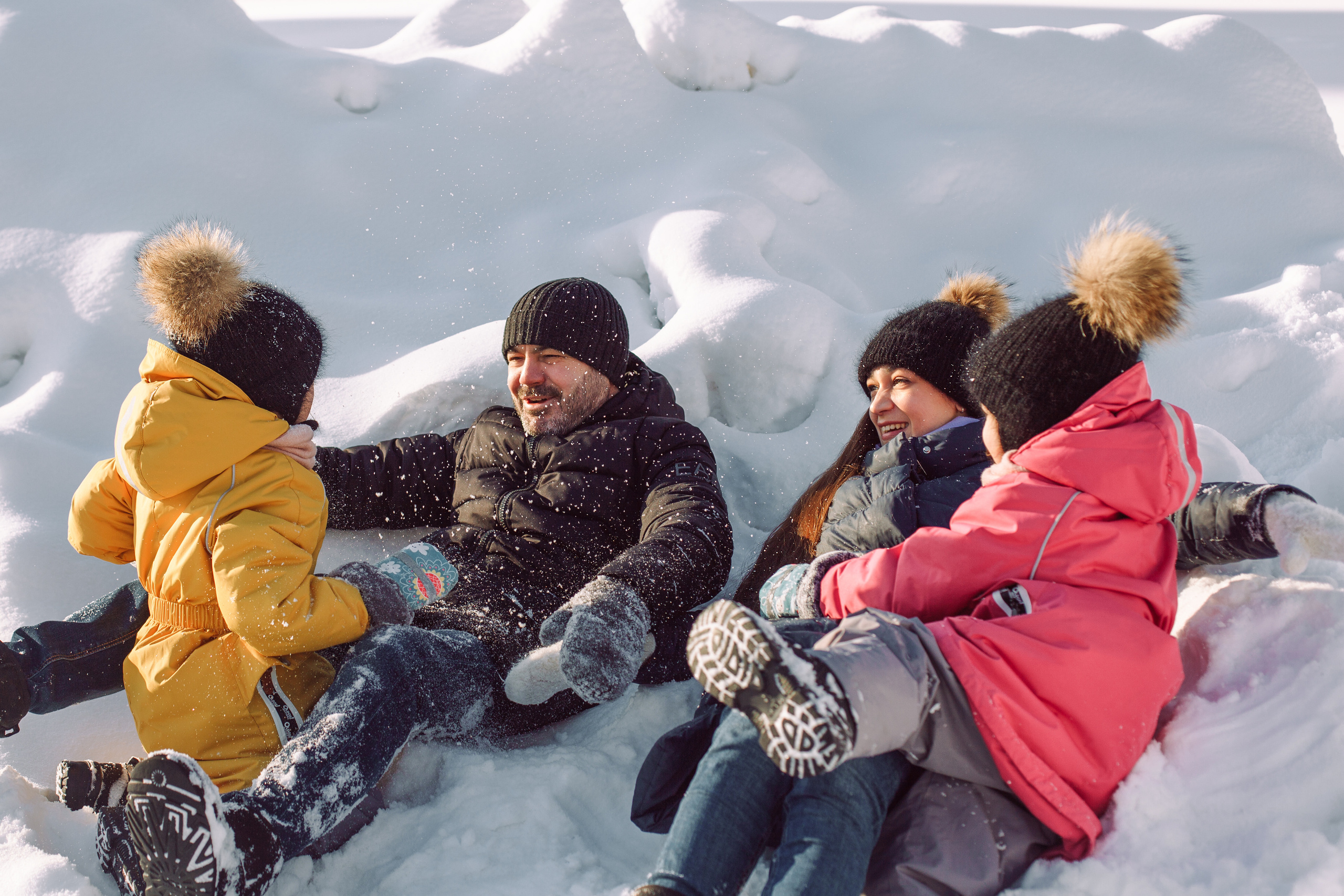 Зимняя lifestyle фотосессия семьи на прогулке в парке. Детский и семейный фотограф в Москве и московской области Елена Титова
