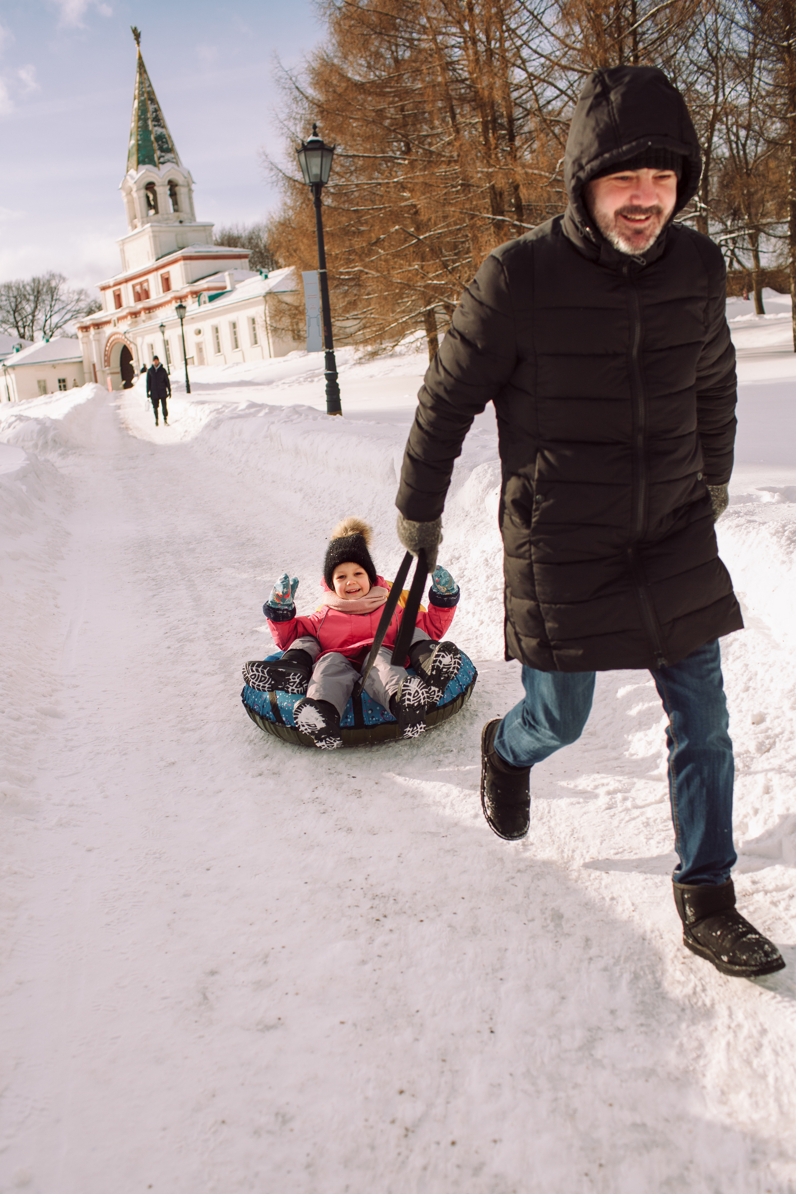 Зимняя lifestyle фотосессия семьи на прогулке в парке. Детский и семейный фотограф в Москве и московской области Елена Титова