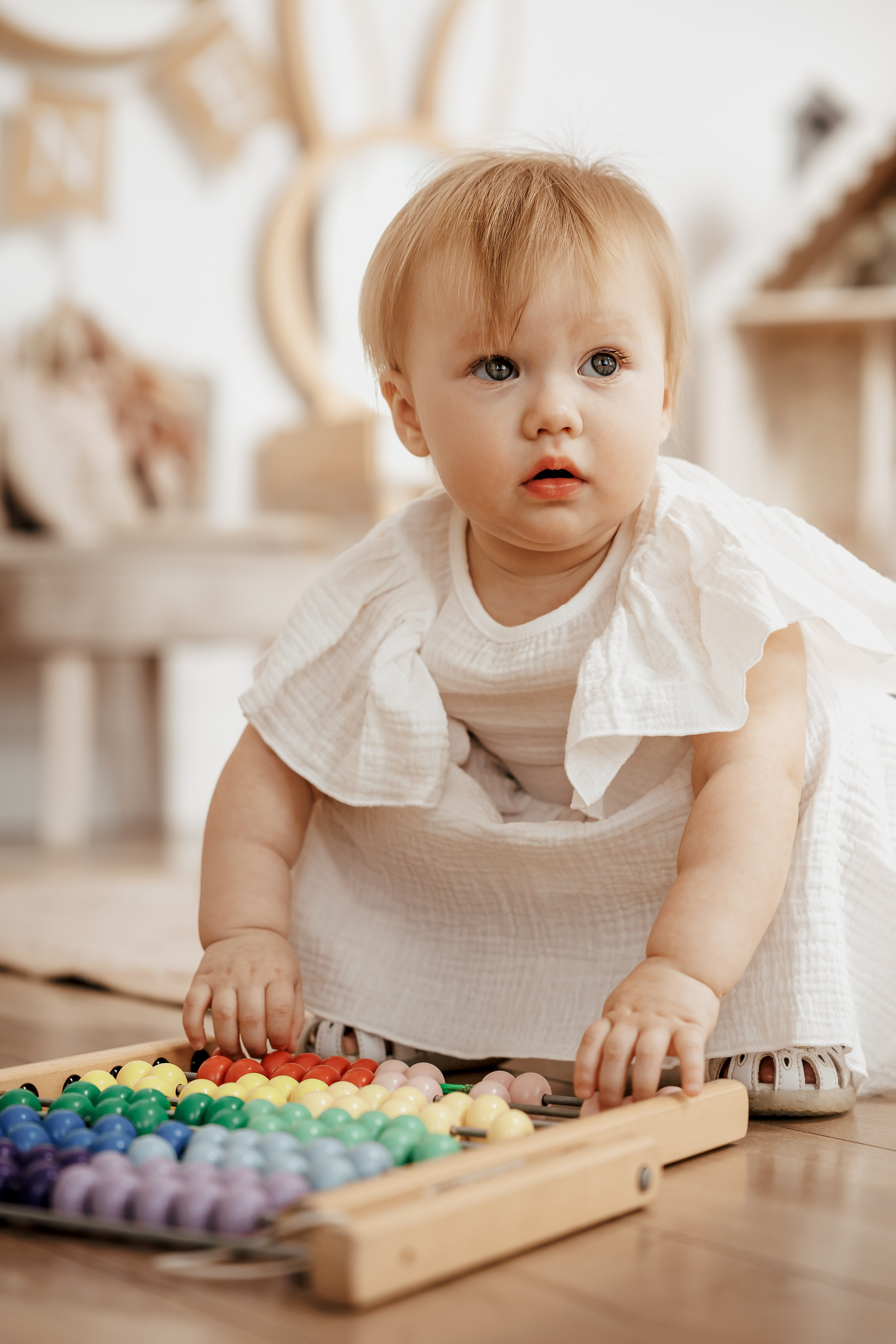 Семейная фотосессия для семьи с девочками близнецами на годик одежда в светлых тонах светлая бежевая студия в Москве теплые тона