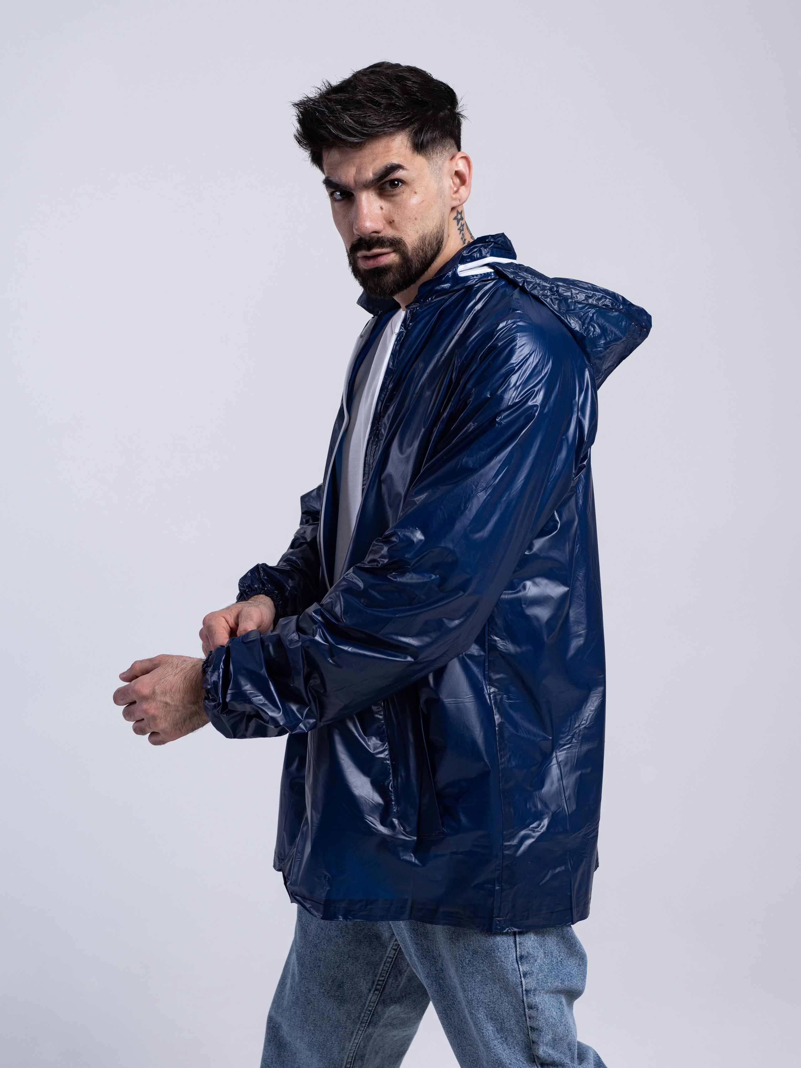 Минималистичная съемка для товаров с моделью на белом фоне.