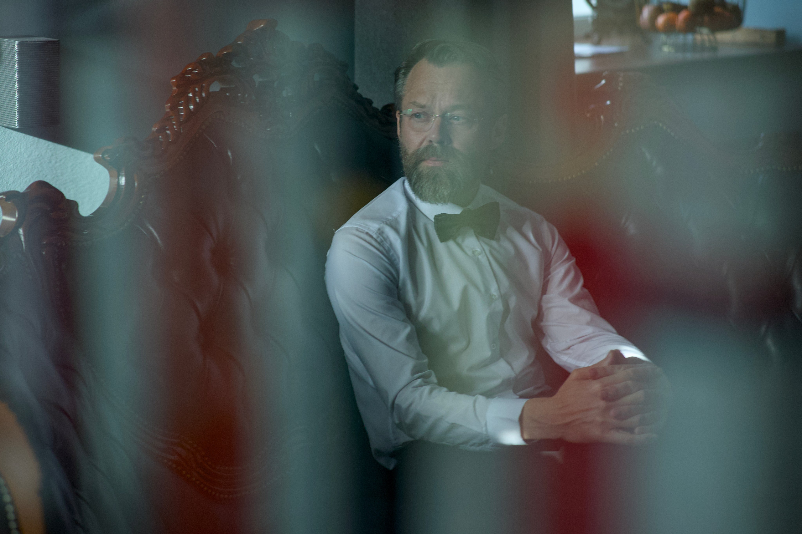 Мужчина в смокинге через стекло с отражениями, сложная композиция, Екатеринбург, Илья Антропов