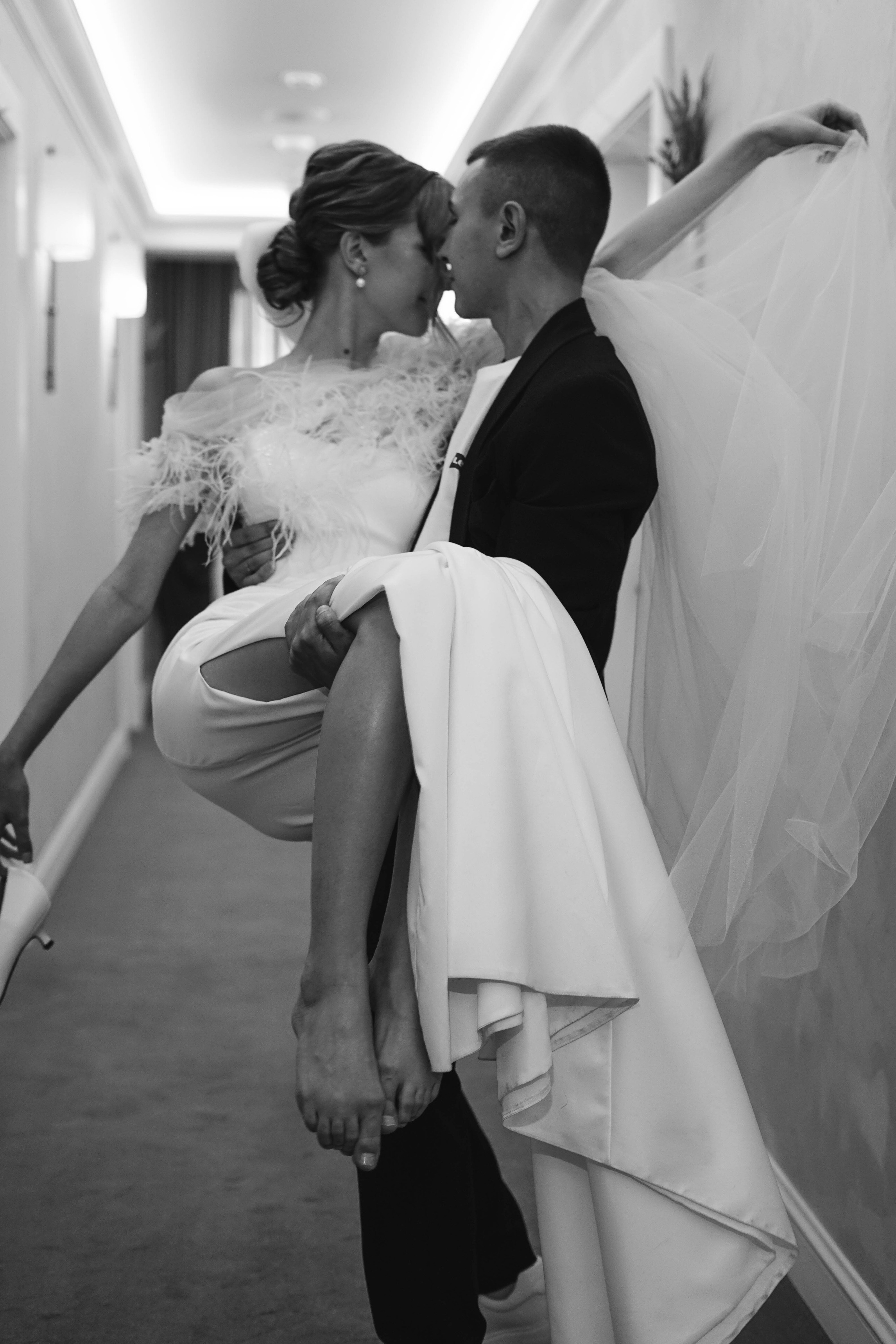 Катя и Олег: регистрация и свадебная съемка в отеле. Фотограф в Иркутске