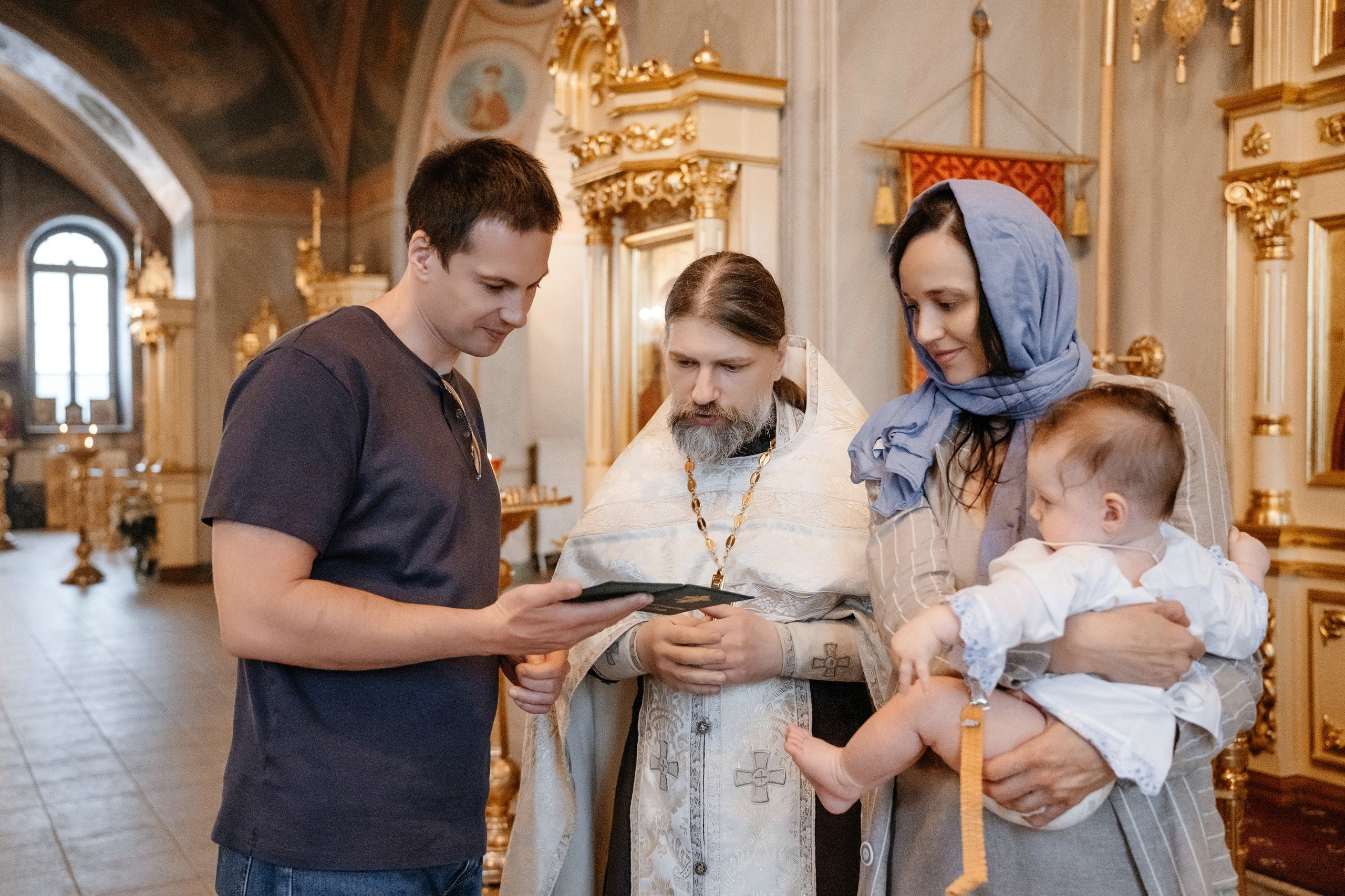 Крещение ребенка в храме.
