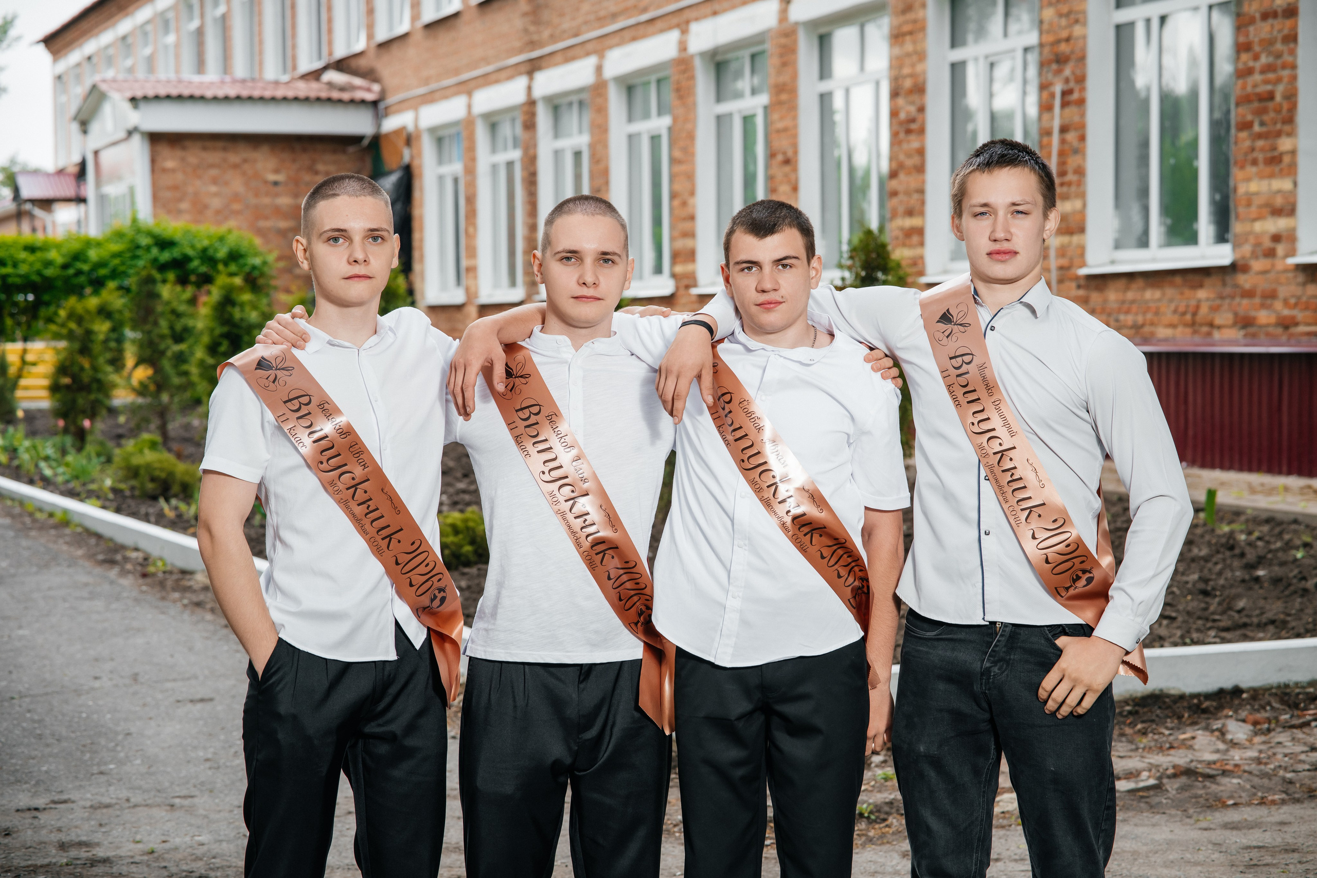 Сочная классика. Школьный фотограф в Валуйках. Фотосессии для выпускников и изготовление выпускных альбомов в городе Валуйки и в Белгородской области