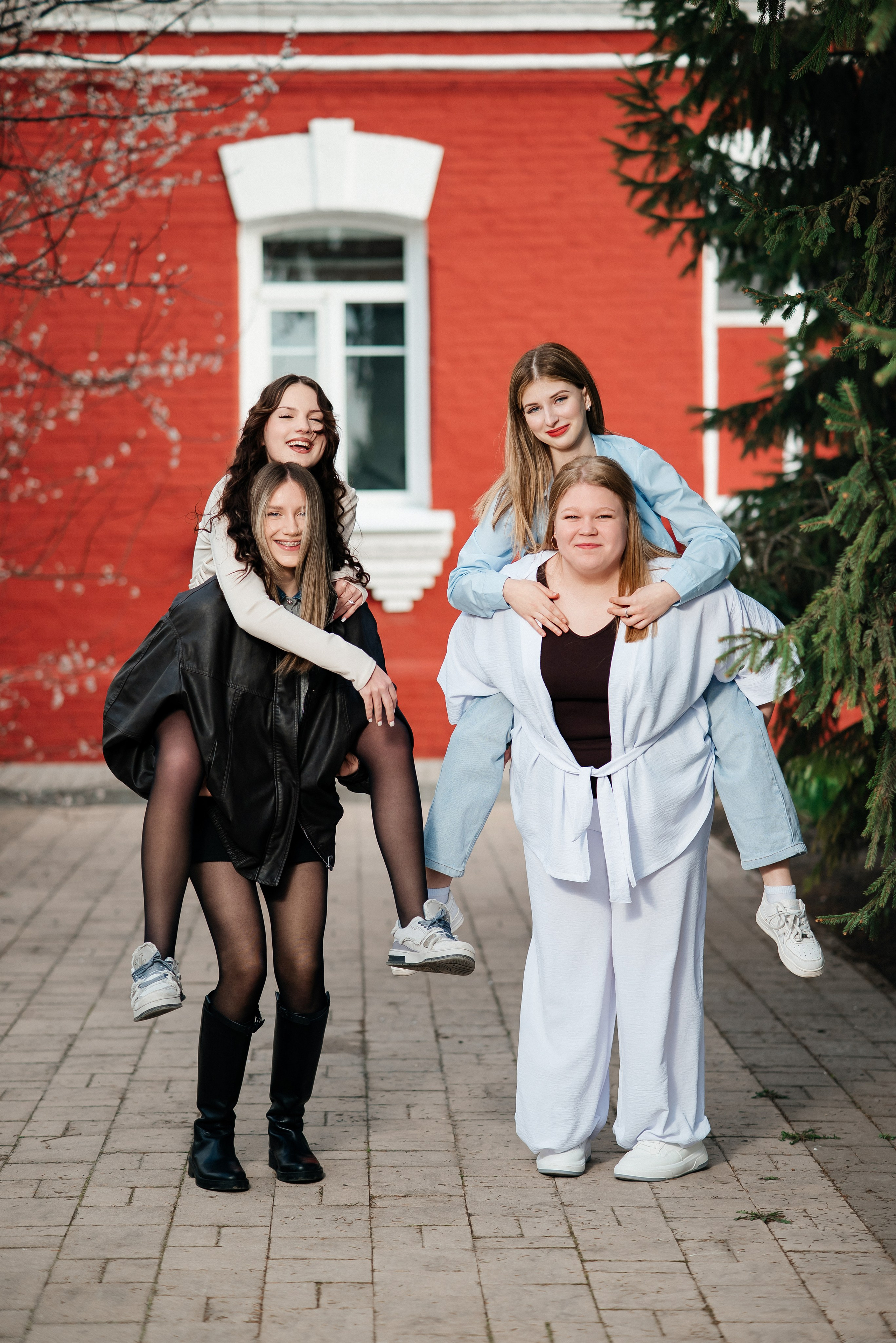 Студенческая весна. Школьный фотограф в Валуйках. Фотосессии для выпускников и изготовление выпускных альбомов в городе Валуйки и в Белгородской области