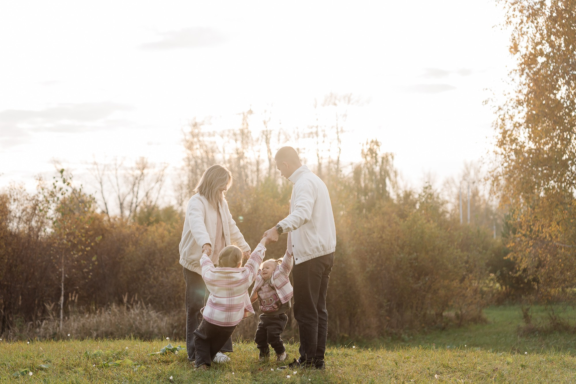 Мира и Тая на прогулке с родителями. Фотограф в Красноярске. Юлия Чаушанская