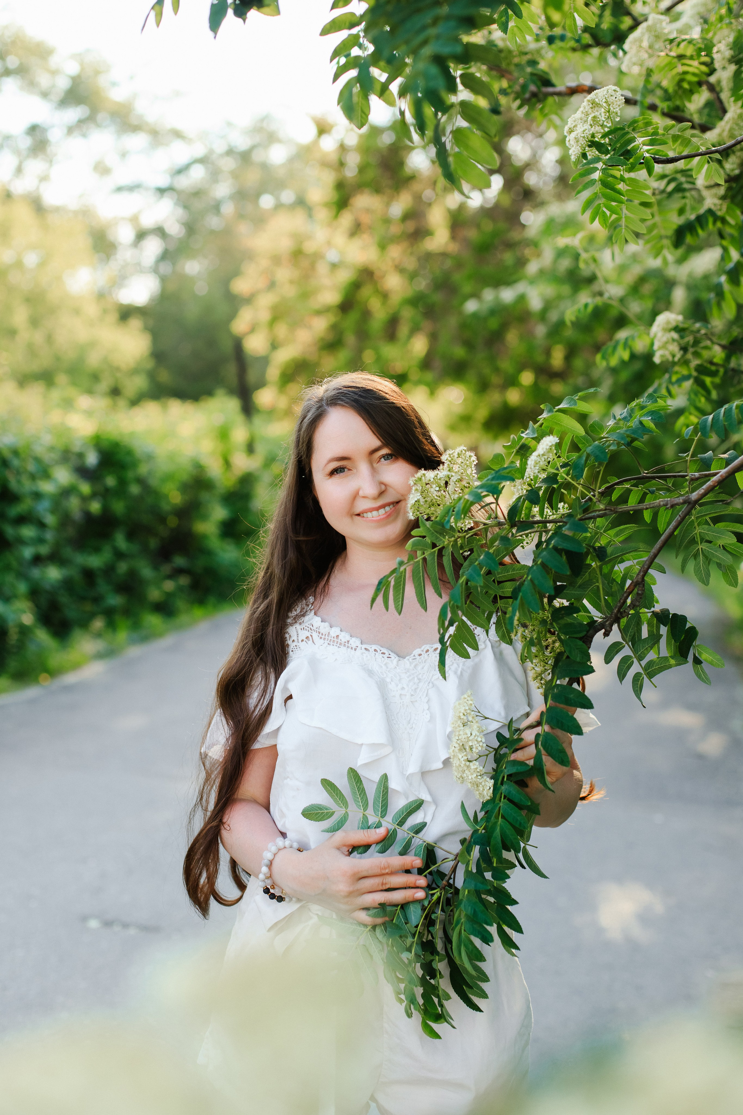 Женская фотосессия в цветении. Контентный фотограф в Перми Натали Кытманова