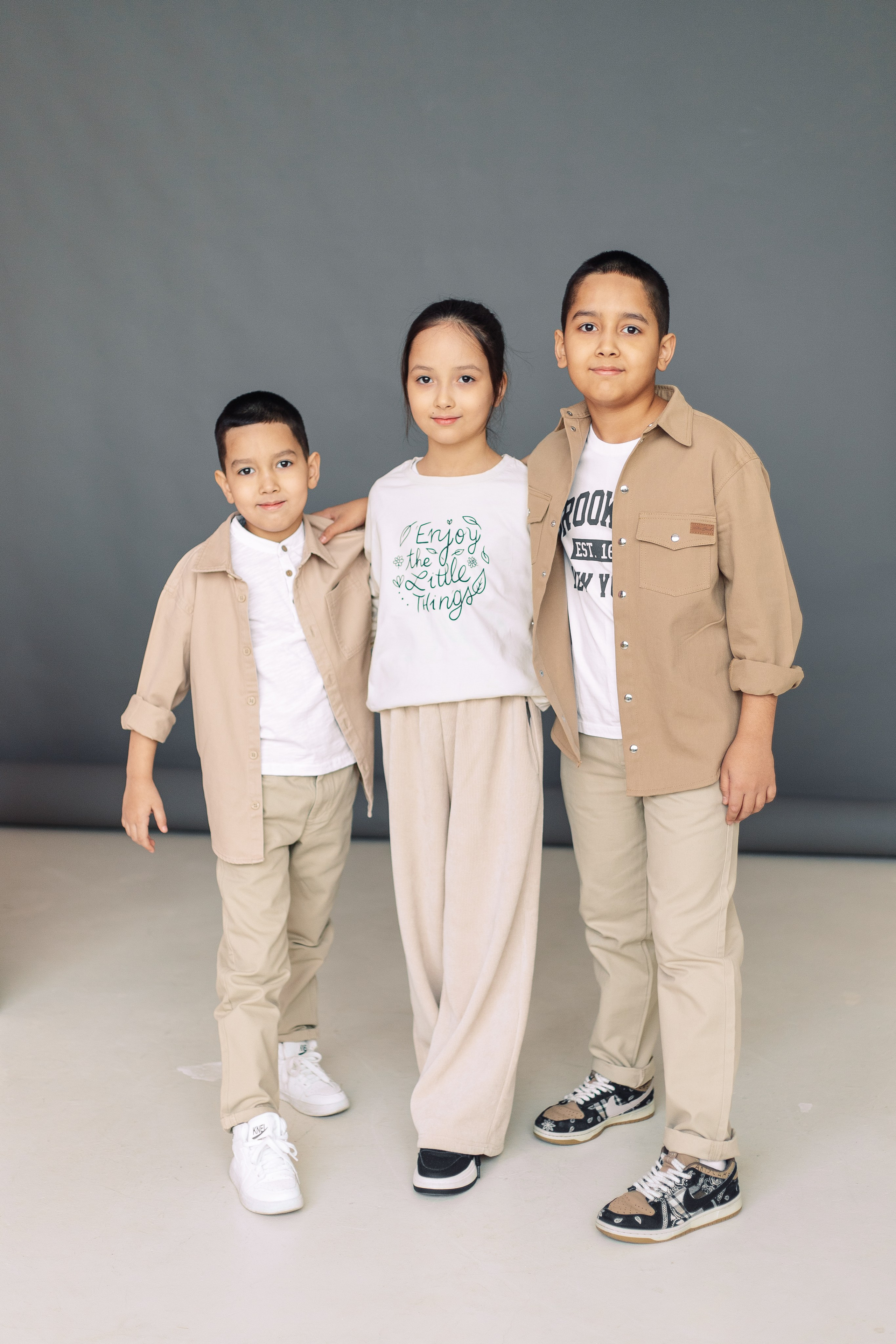 Семейная фотосессия с живыми цветами в фотостудии Zapad. Фотограф в Санкт-Петербурге, Анна Скворцова