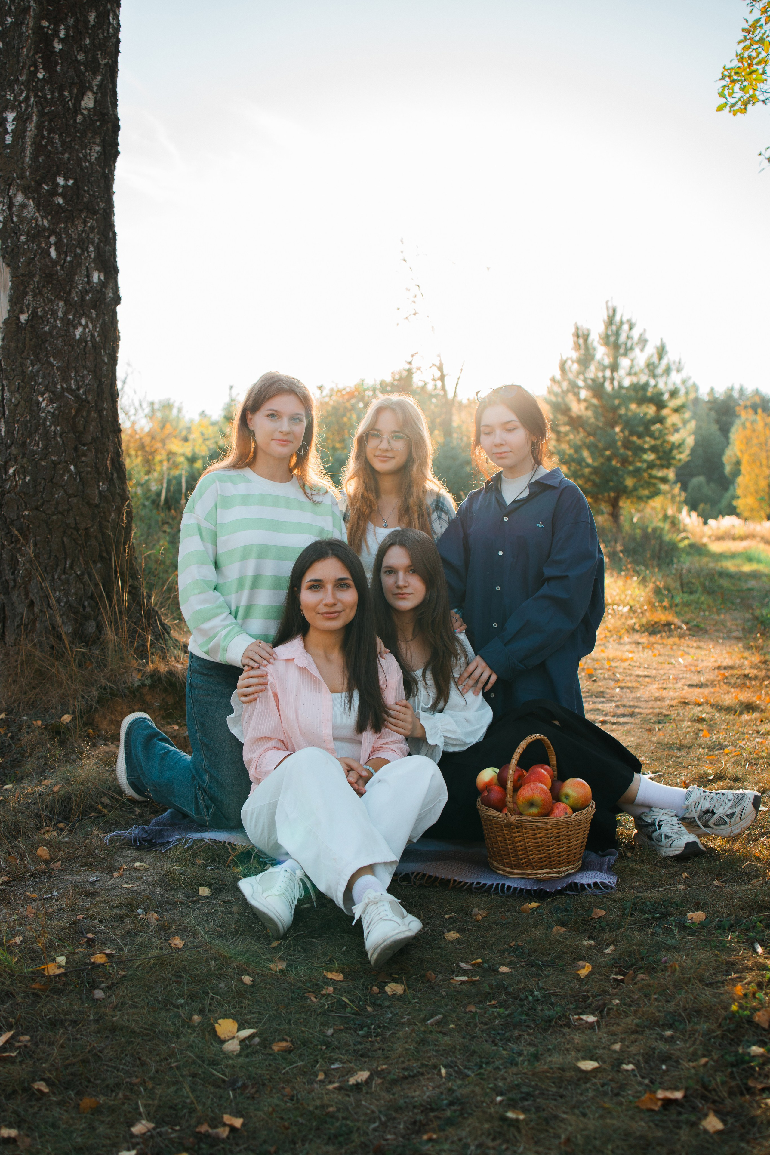 Осенняя фотосессия для выпускных альбомов 11 классов в Тарусе 2025 год. Выпускные альбомы в Серпухове