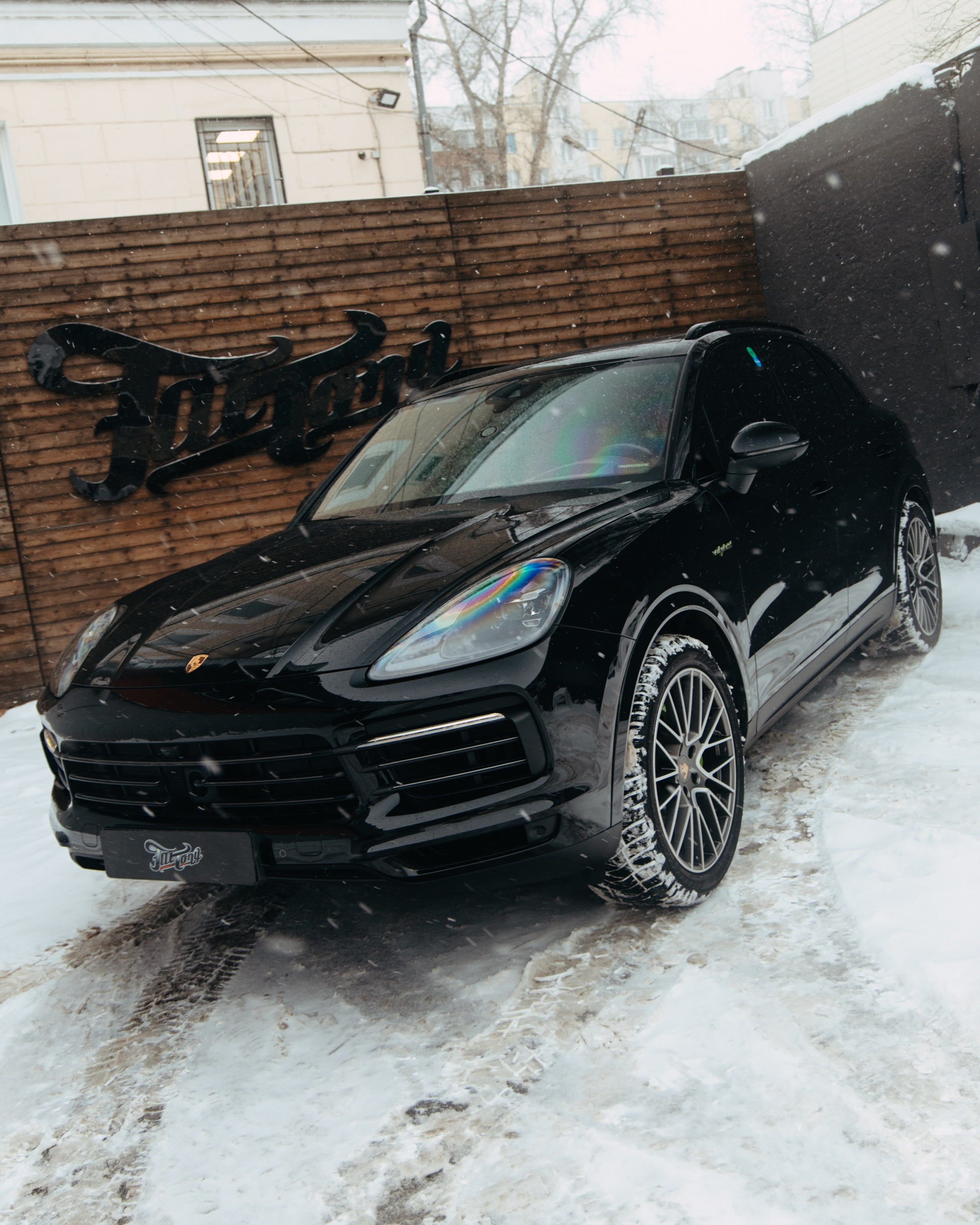 Porsche Сayenne пошив потолка в коричневую алькантару. DeLorein
