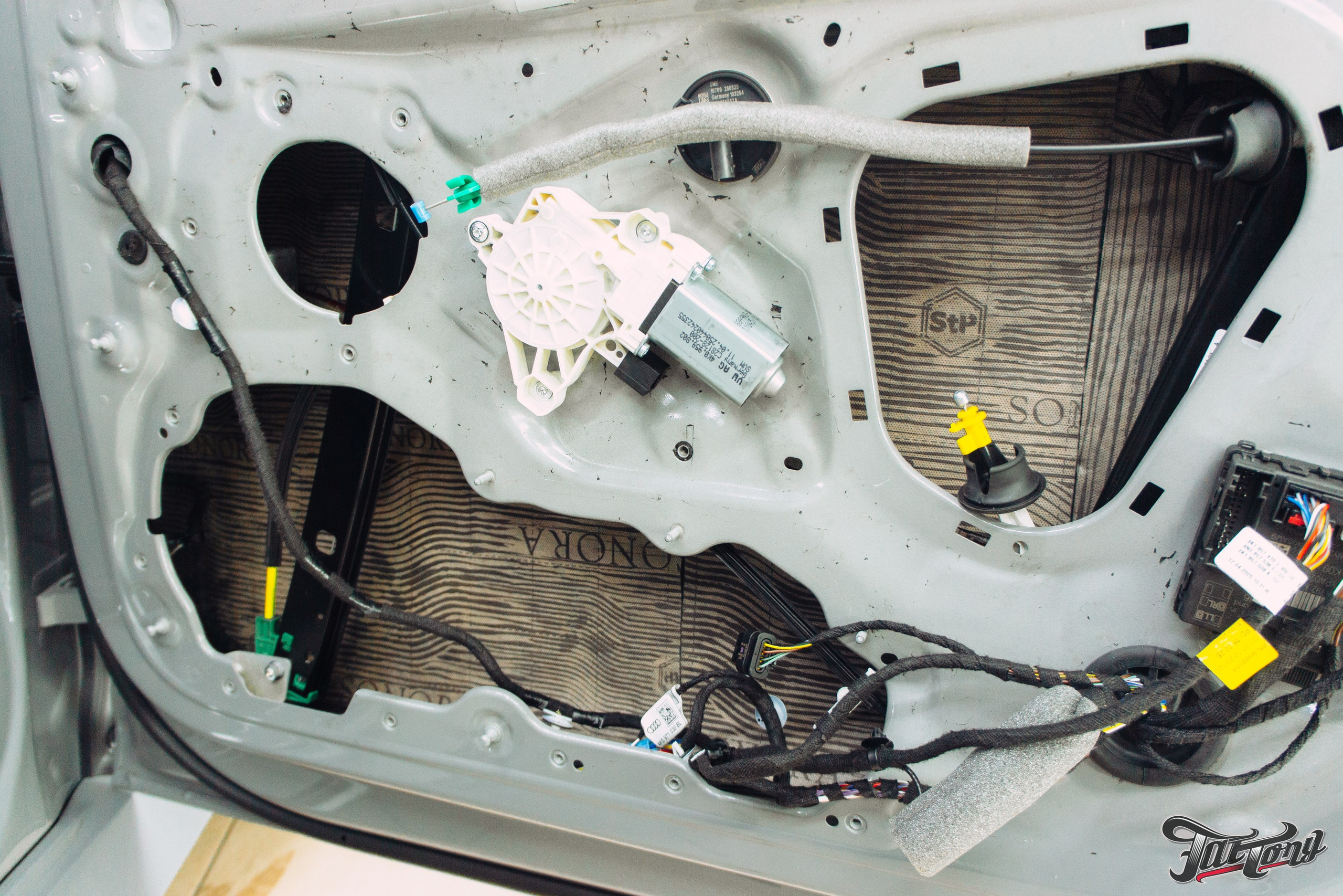 Audi RS6 снятие старой шумоизоляции и нанесение новой. DeLorein