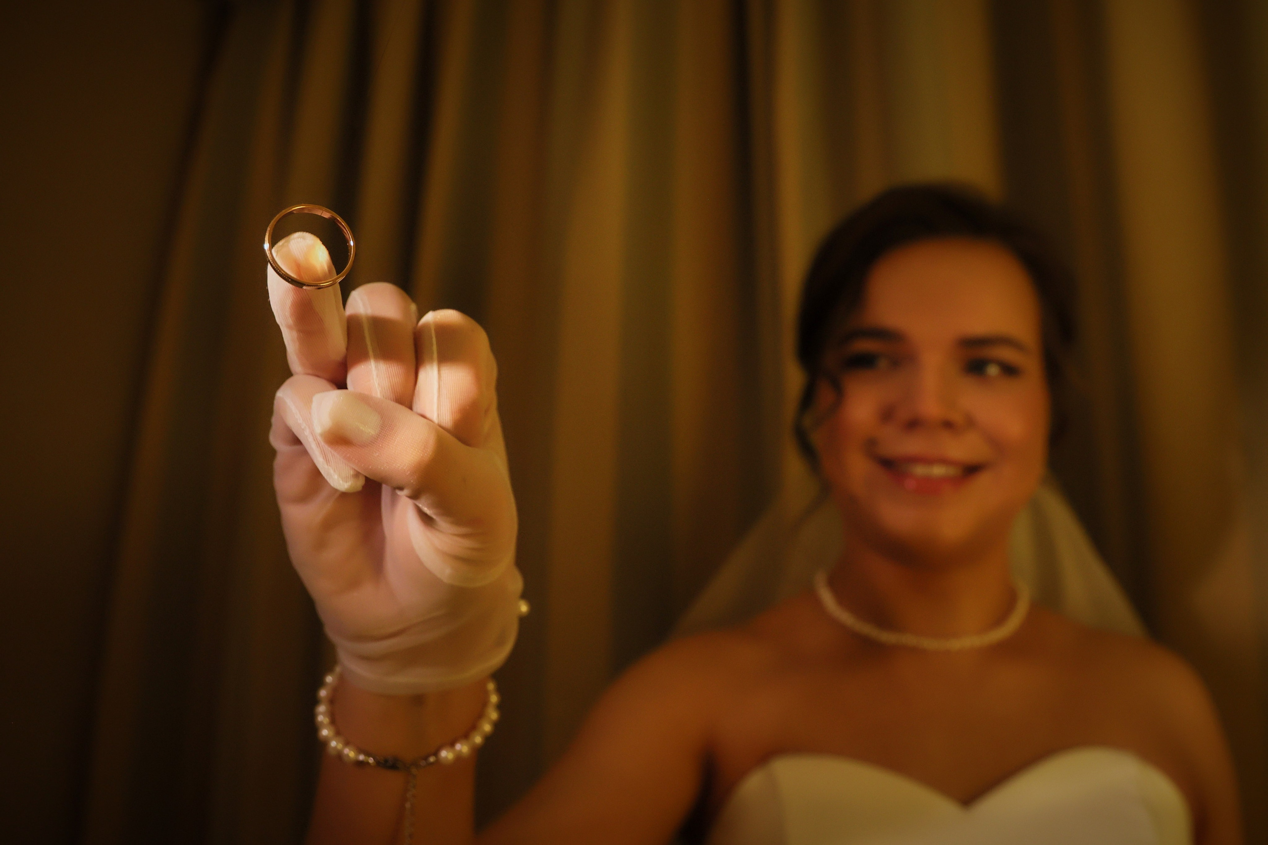 невеста ловит кольцо на фотосессии в гостинице Холидей Ин Самары 