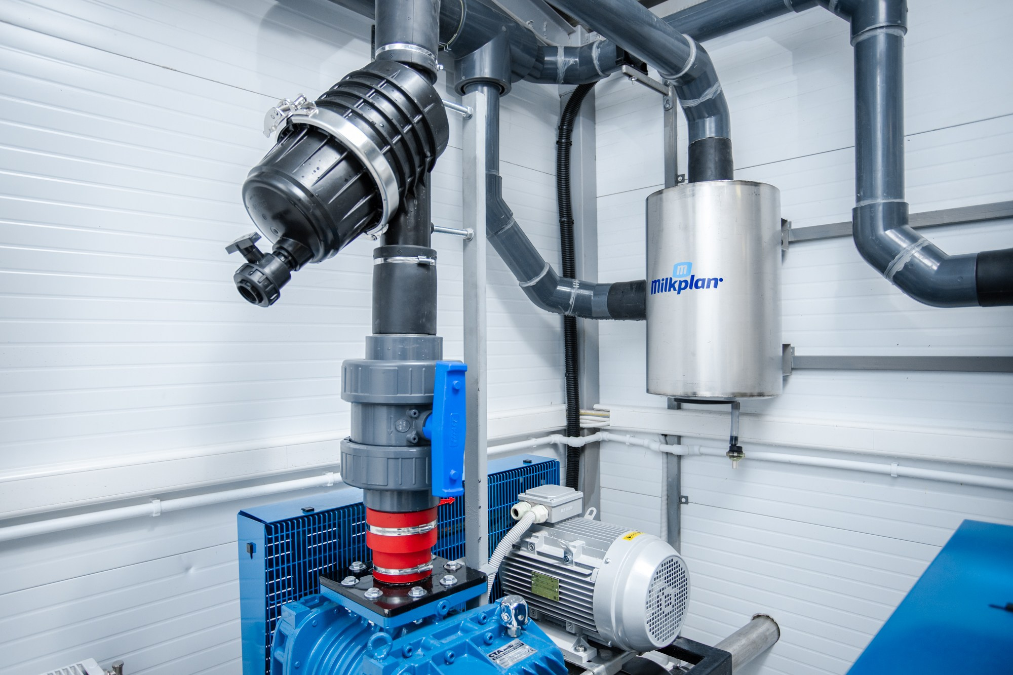 Оборудование хранения молока. Репортажный, промышленный и маркетплейс-фотограф Дмитрий Чернат