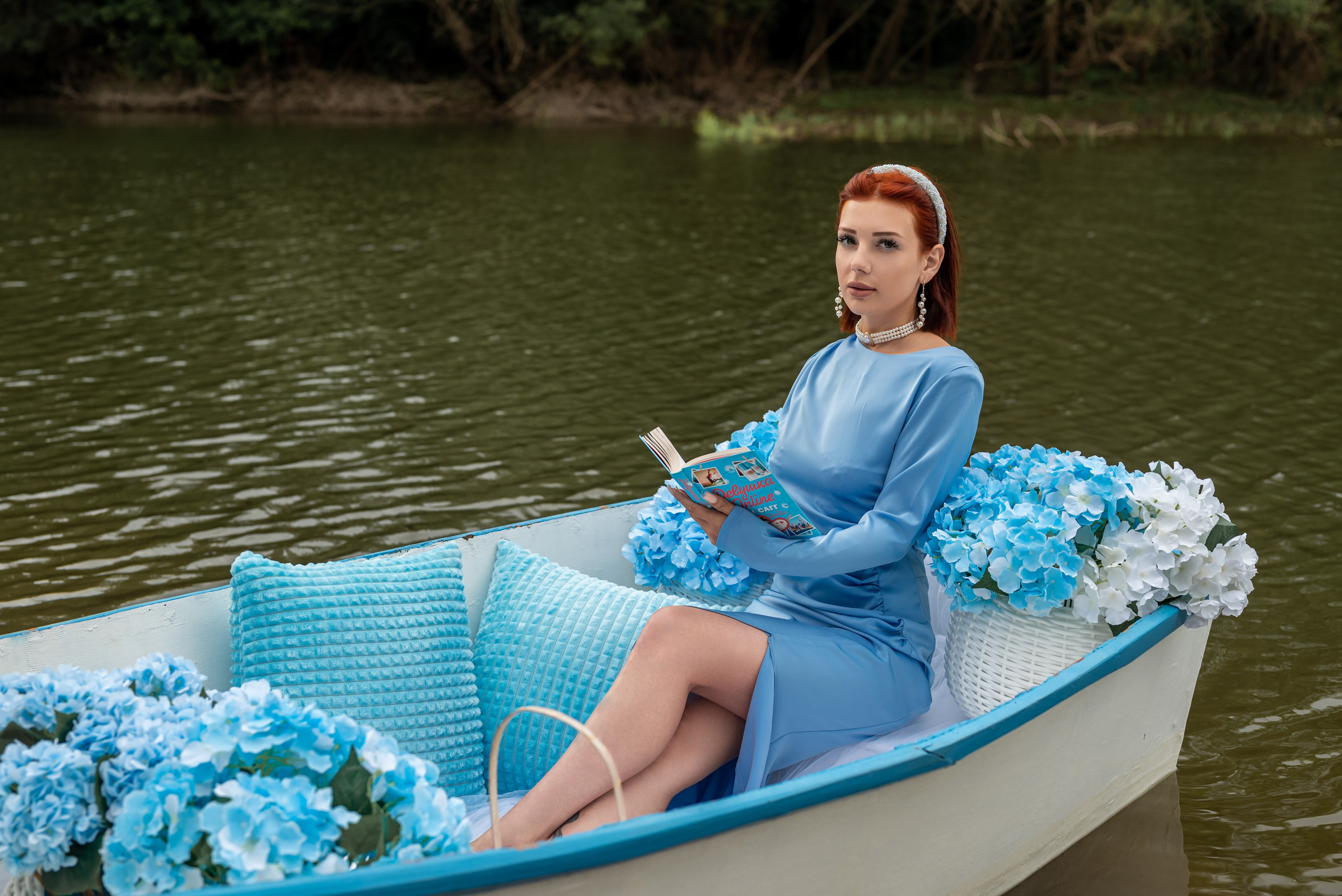 Фотопроект на лодке с голубыми гортензиями. Фотограф в городе Салават