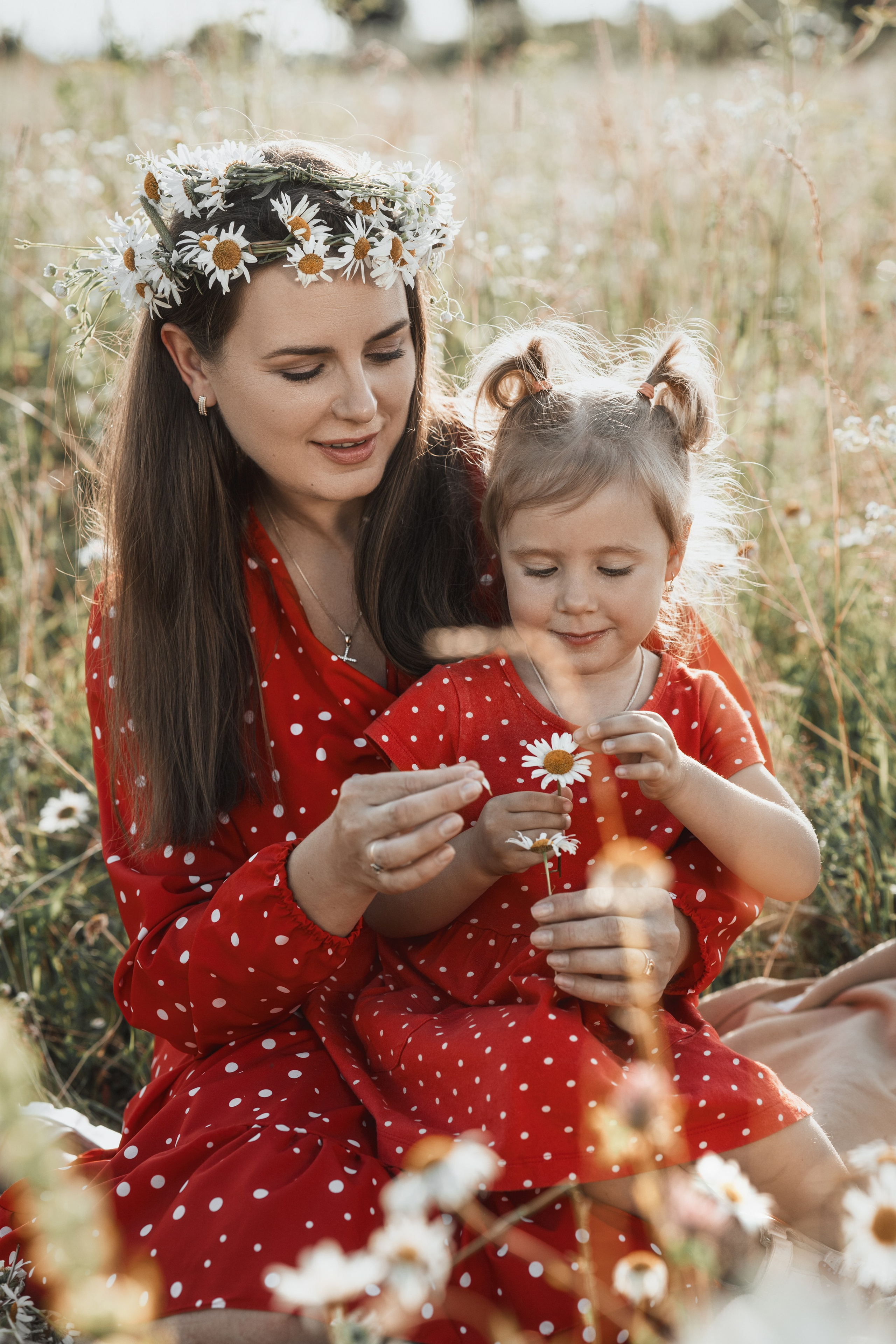 Мама и дочка в ромашковом поле. Фотограф в Москве Мухина Ирина