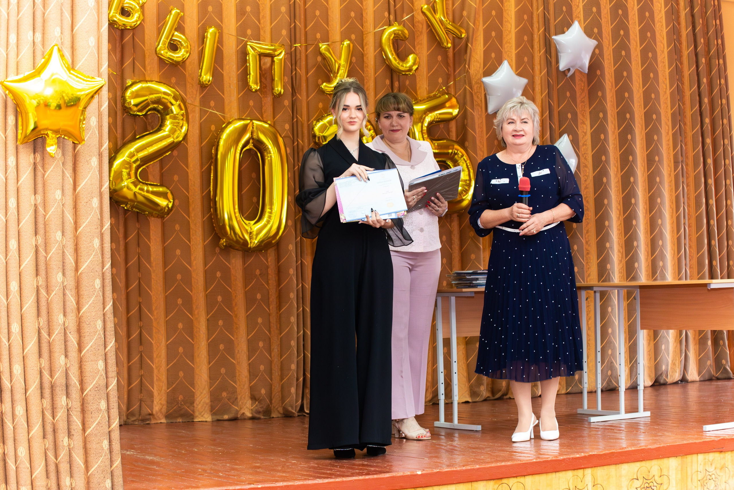 ВРУЧЕНИЕ ДИПЛОМОВ 2025 9 ШКОЛА Г.МЦЕНСК. Профессиональный фотограф в Мценске и Орловской области